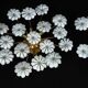 Paire de lampes de plafond en verre de Murano à fleurs blanches. Italie, années 1980.