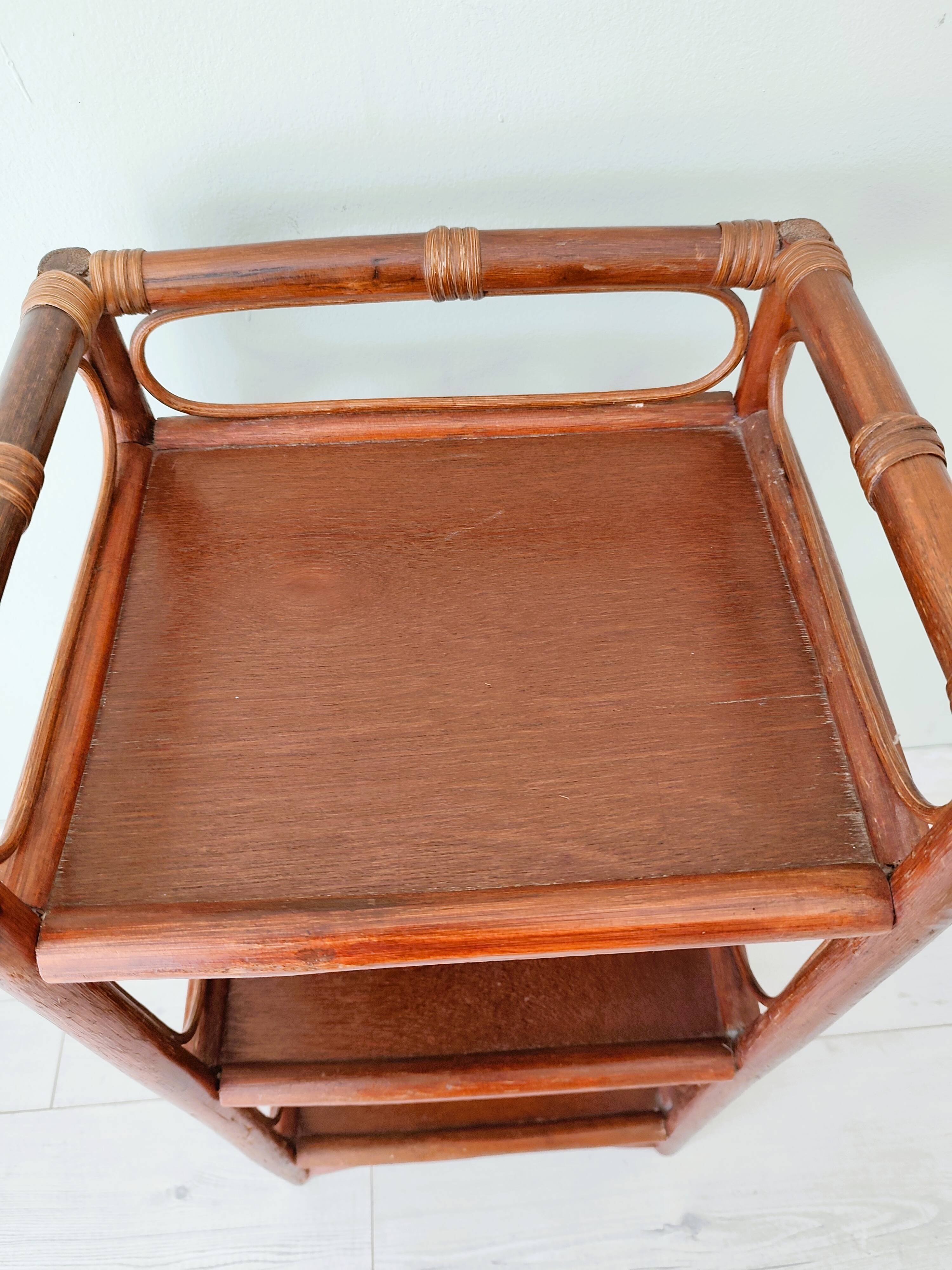 Petite table d'appoint ancienne en bambou et bois