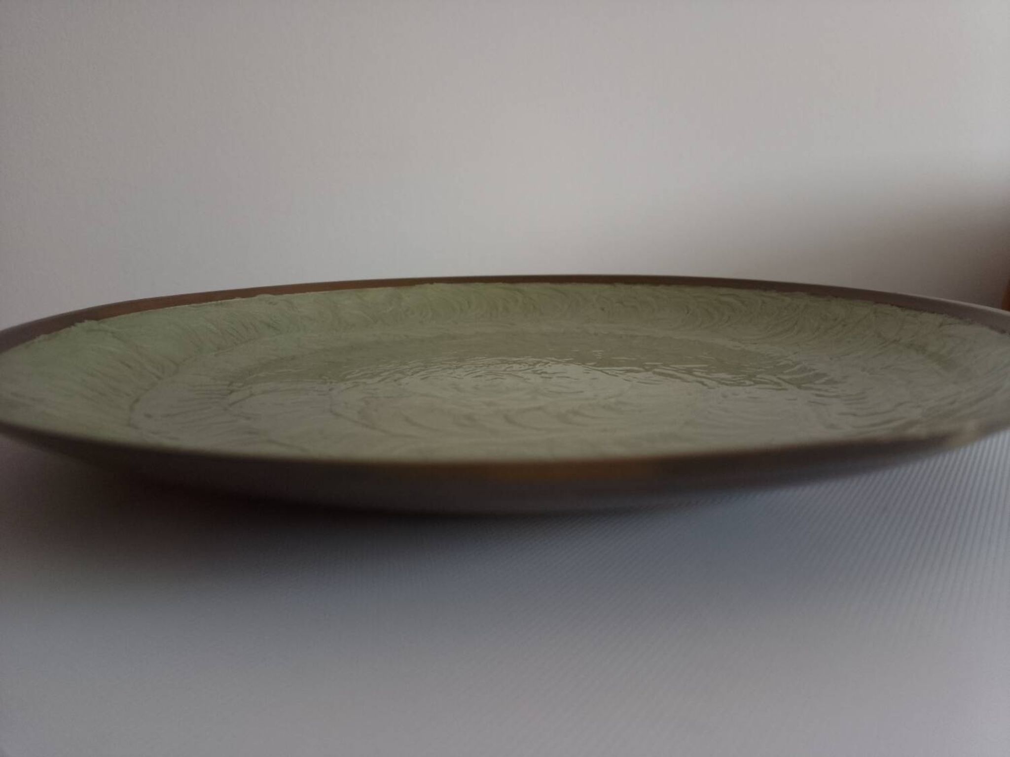 Plat cloisonné et laiton