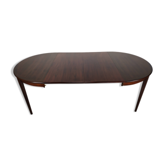Scandinavian extendable table
