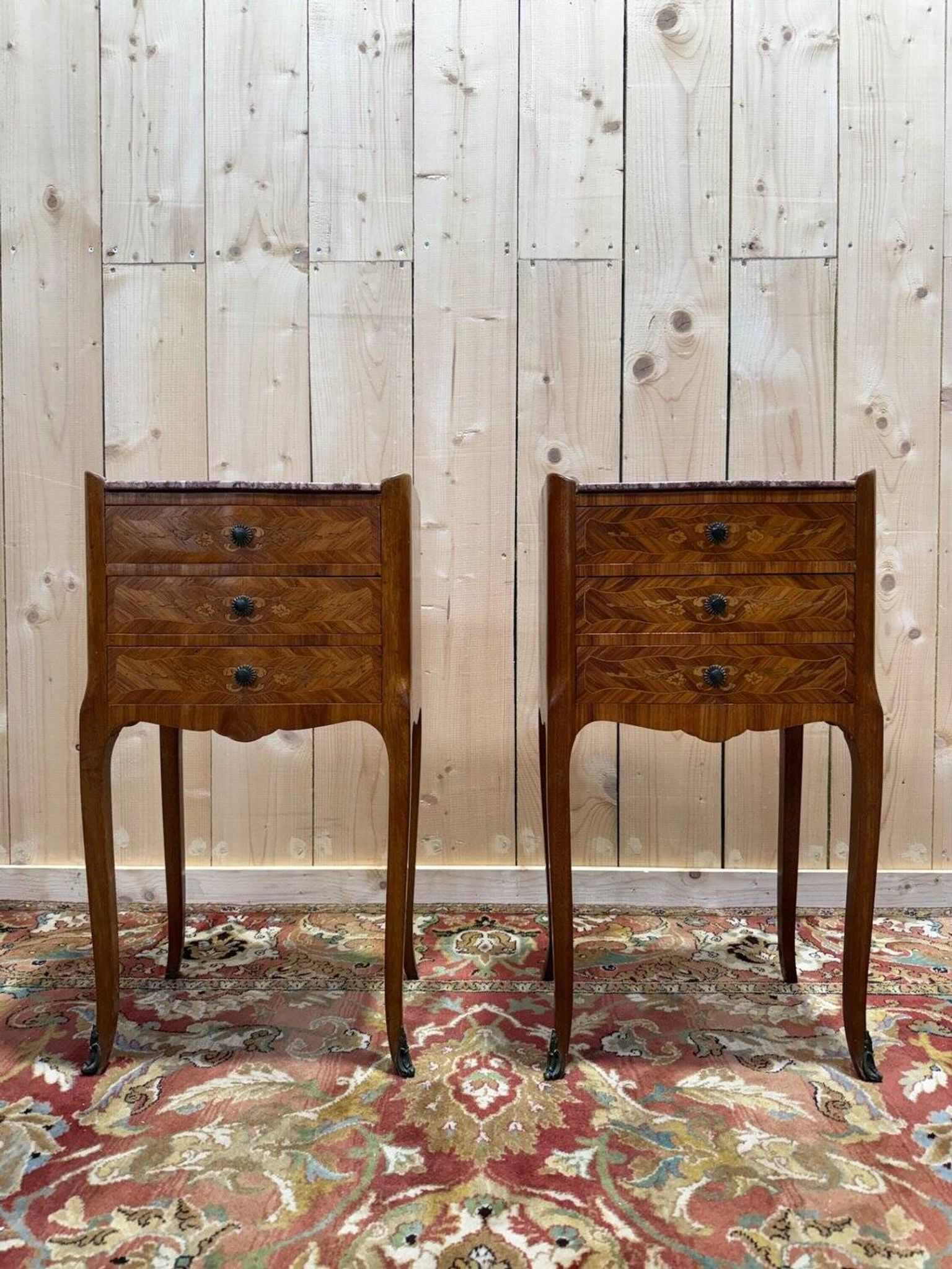 Paire de tables de chevet de style Louis XV en marqueterie