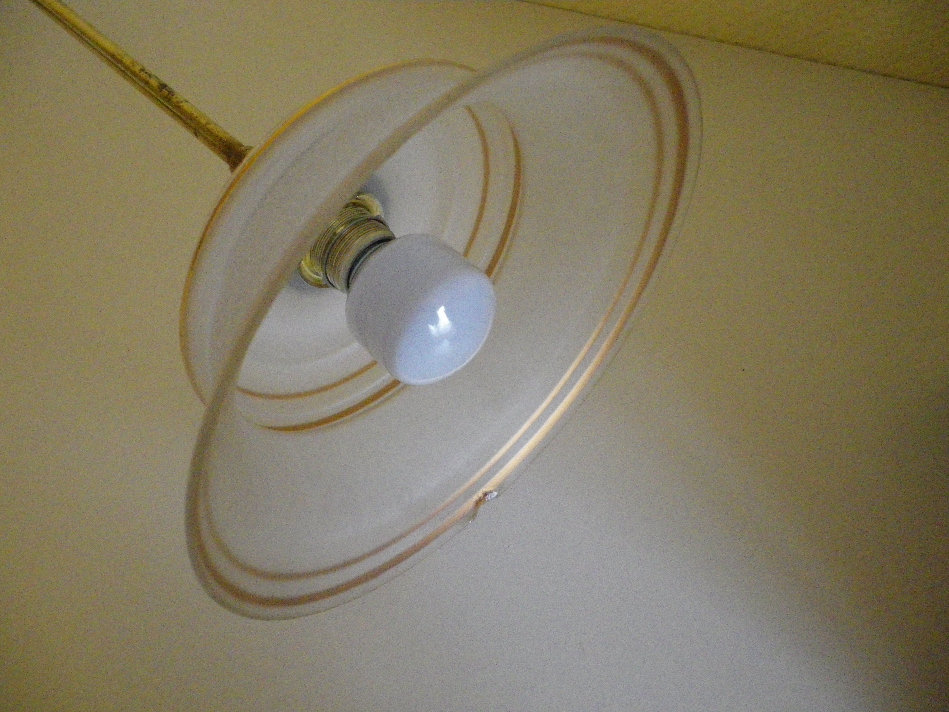 Suspension in brass and glass opaque granulated 1960s/1970s