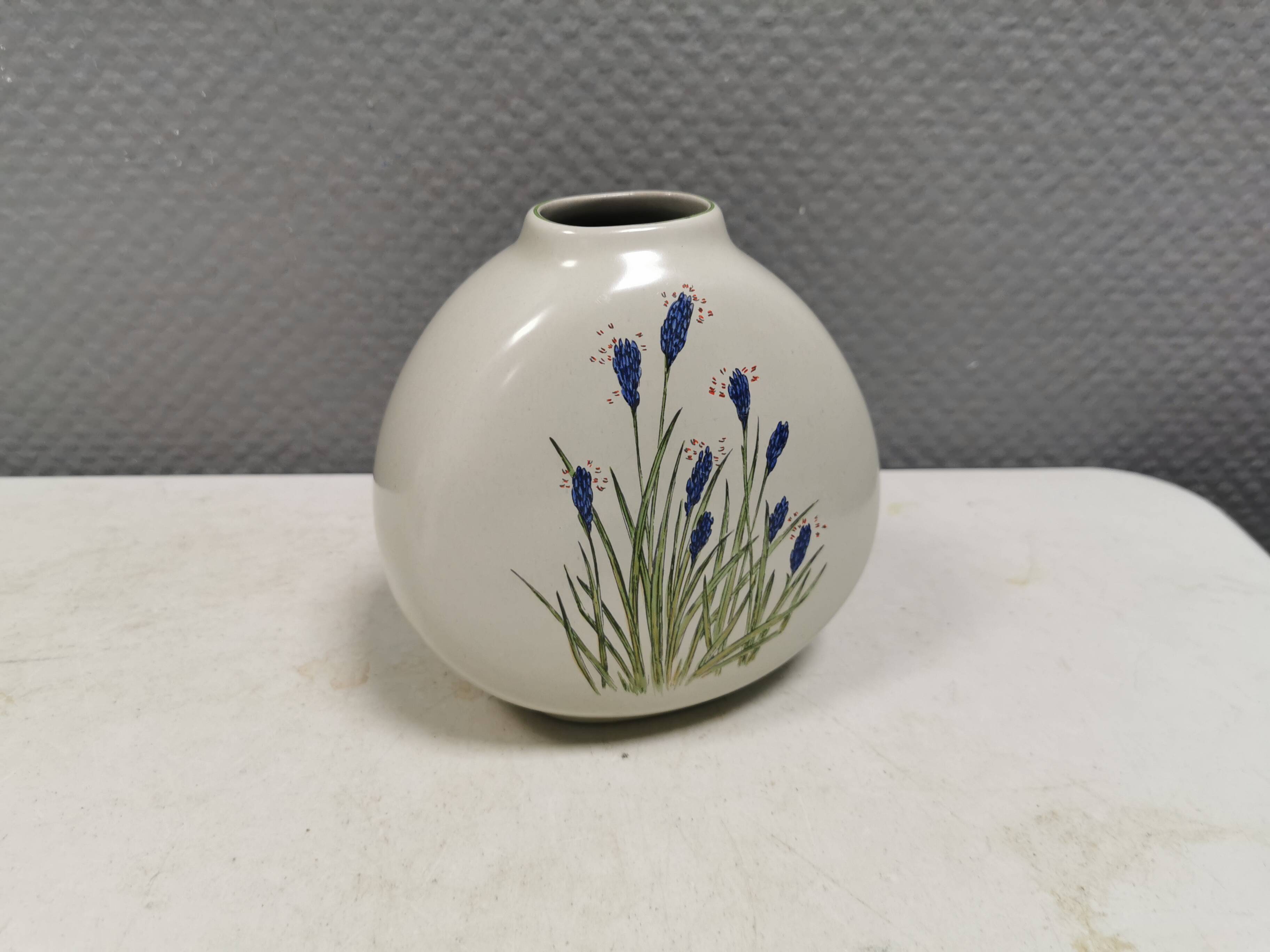 Vase conçue par Johannes Hansen (JH) pour Knabstrup, Danemark, dans les années 1960.