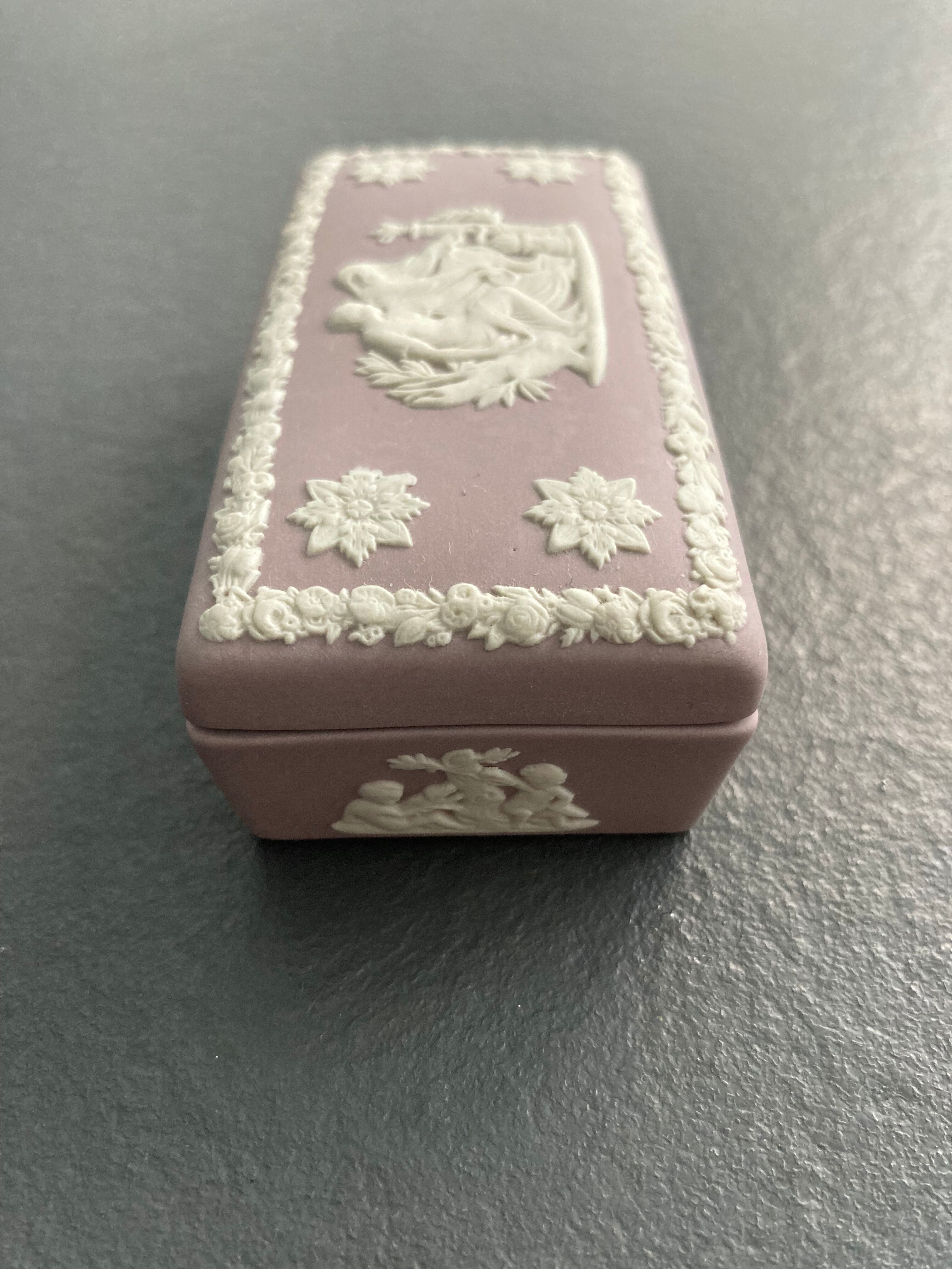 Pink "jasperwaer" biscuit box signed Wedgwood