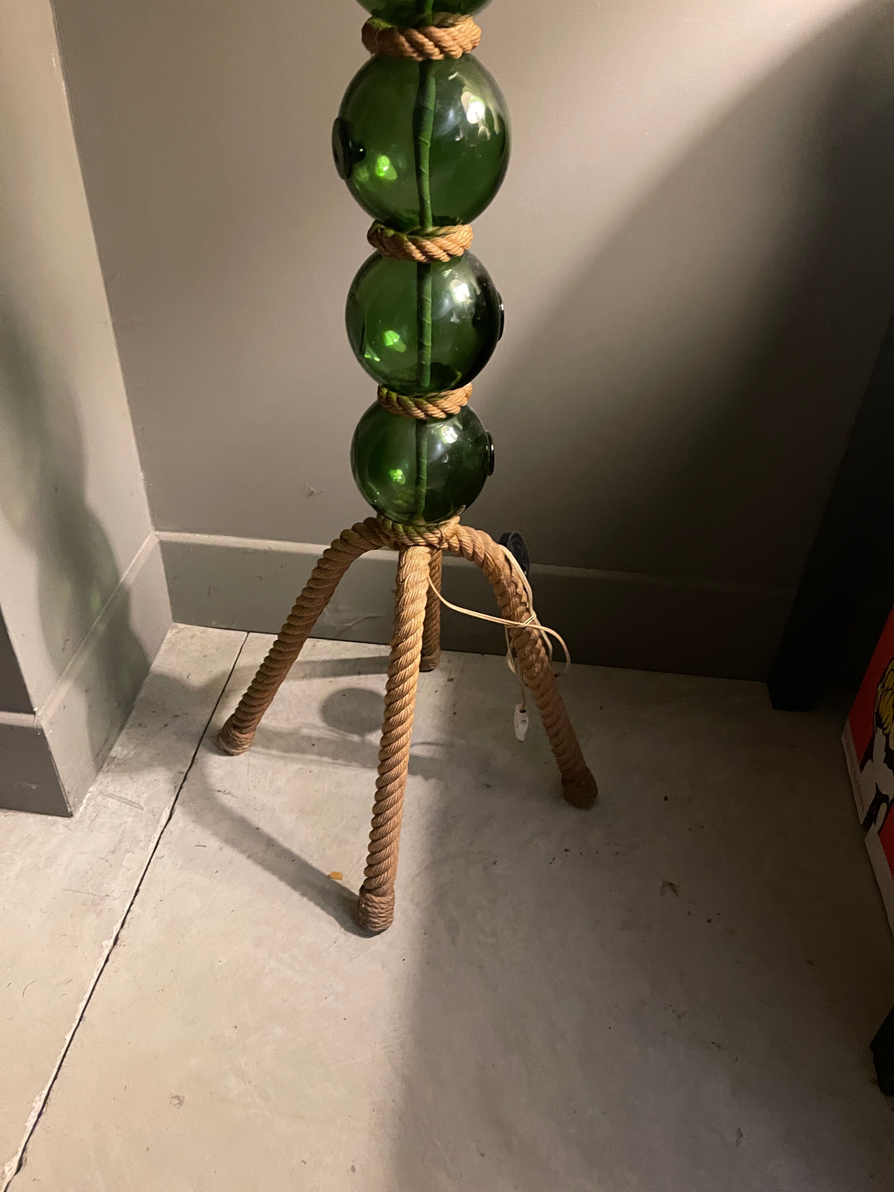 Lampadaire vintage en corde et boules de verre