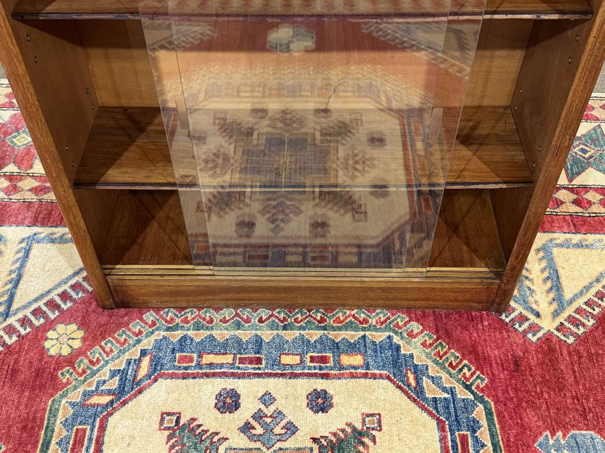 Vitrine anglaise en noyer des années 1970