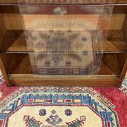Vitrine anglaise en noyer des années 1970