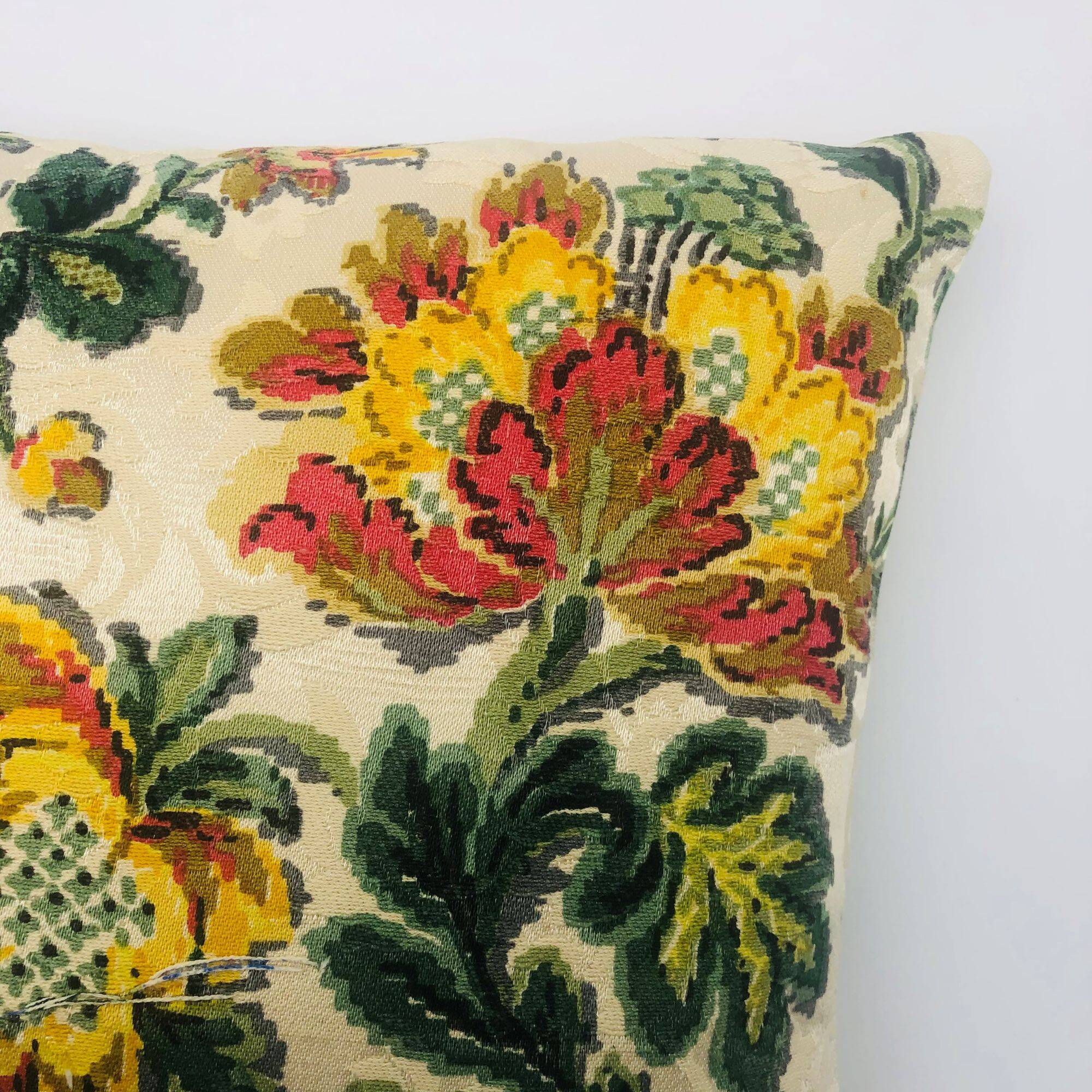 Cushion cover in antique fabric. 40 x 40 cm.