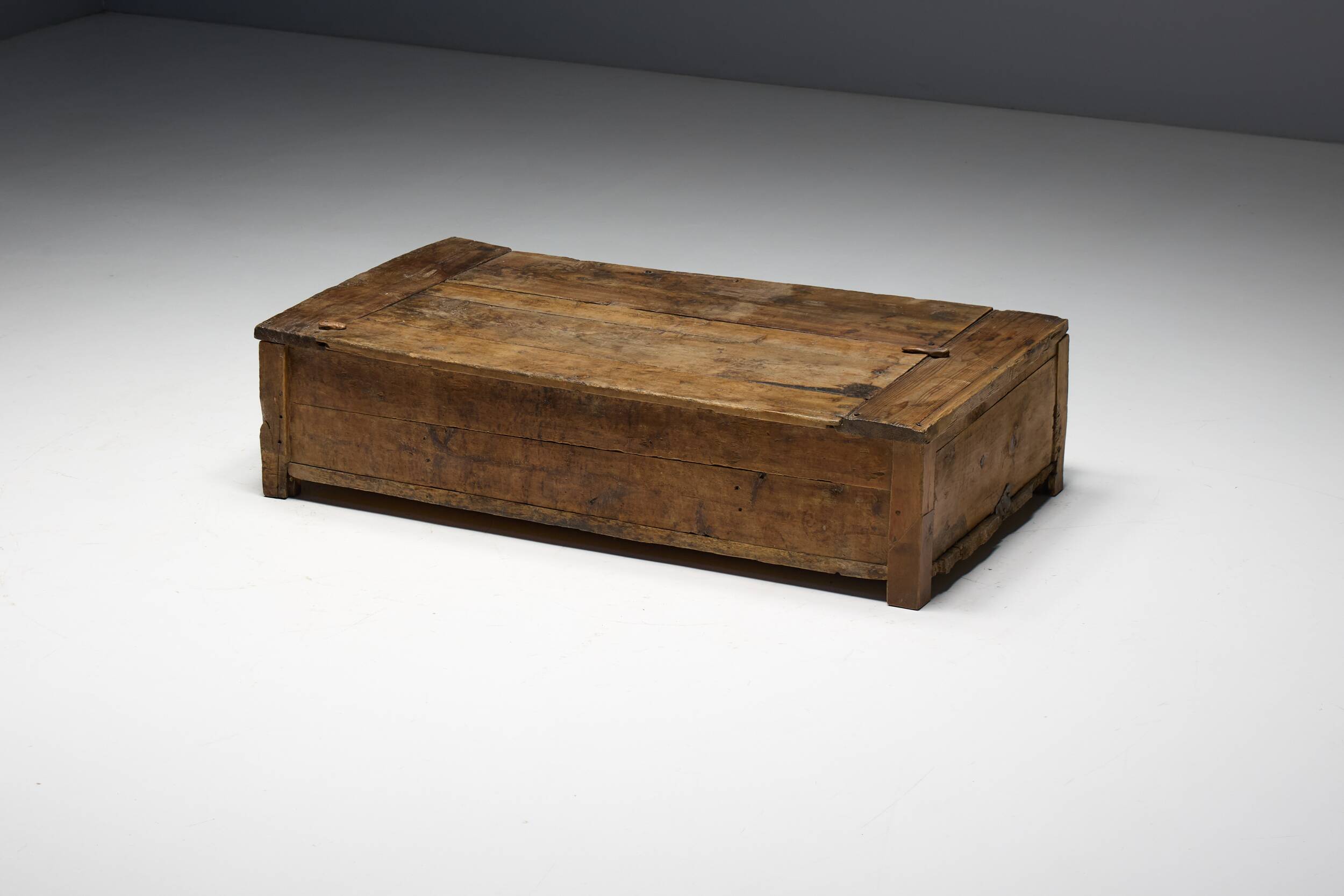 Table basse en chêne rustique vernaculaire, France, 20e siècle
