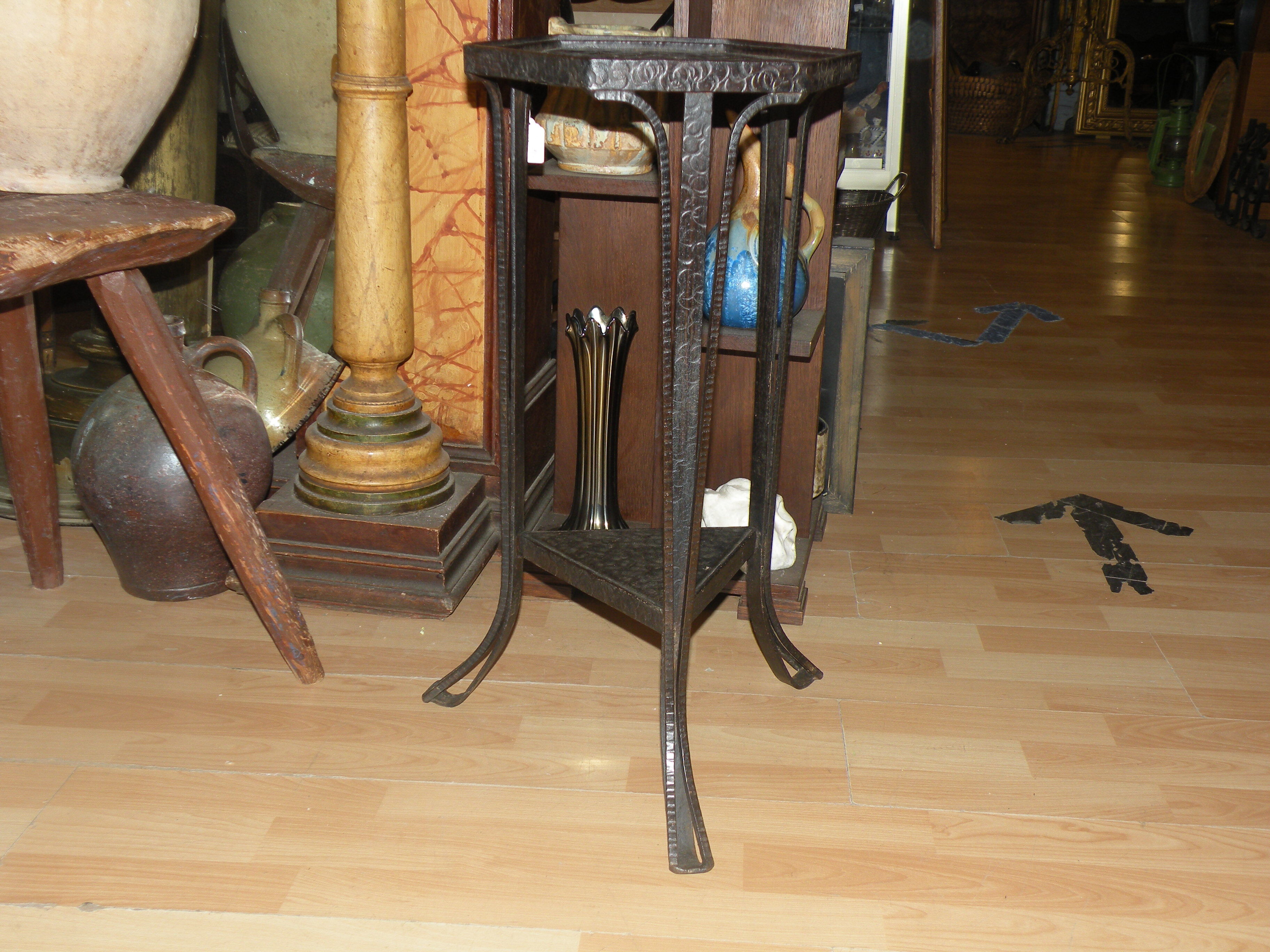 Sellette art déco époque 1920 1930 en fer martelé
