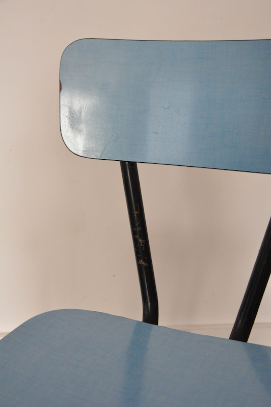 Chaise en formica bleue