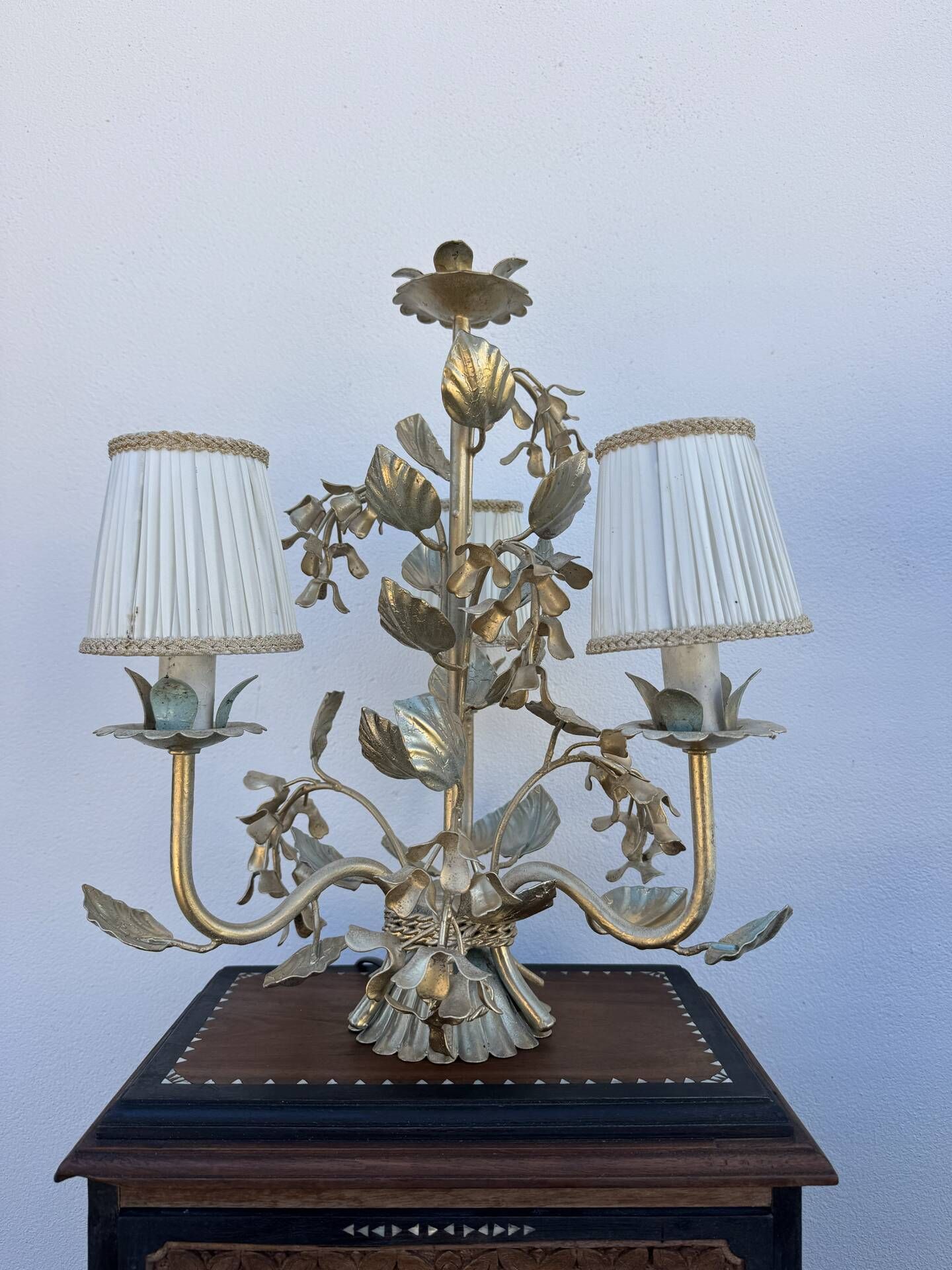 Florentine lamp with foliage from the 1970s.