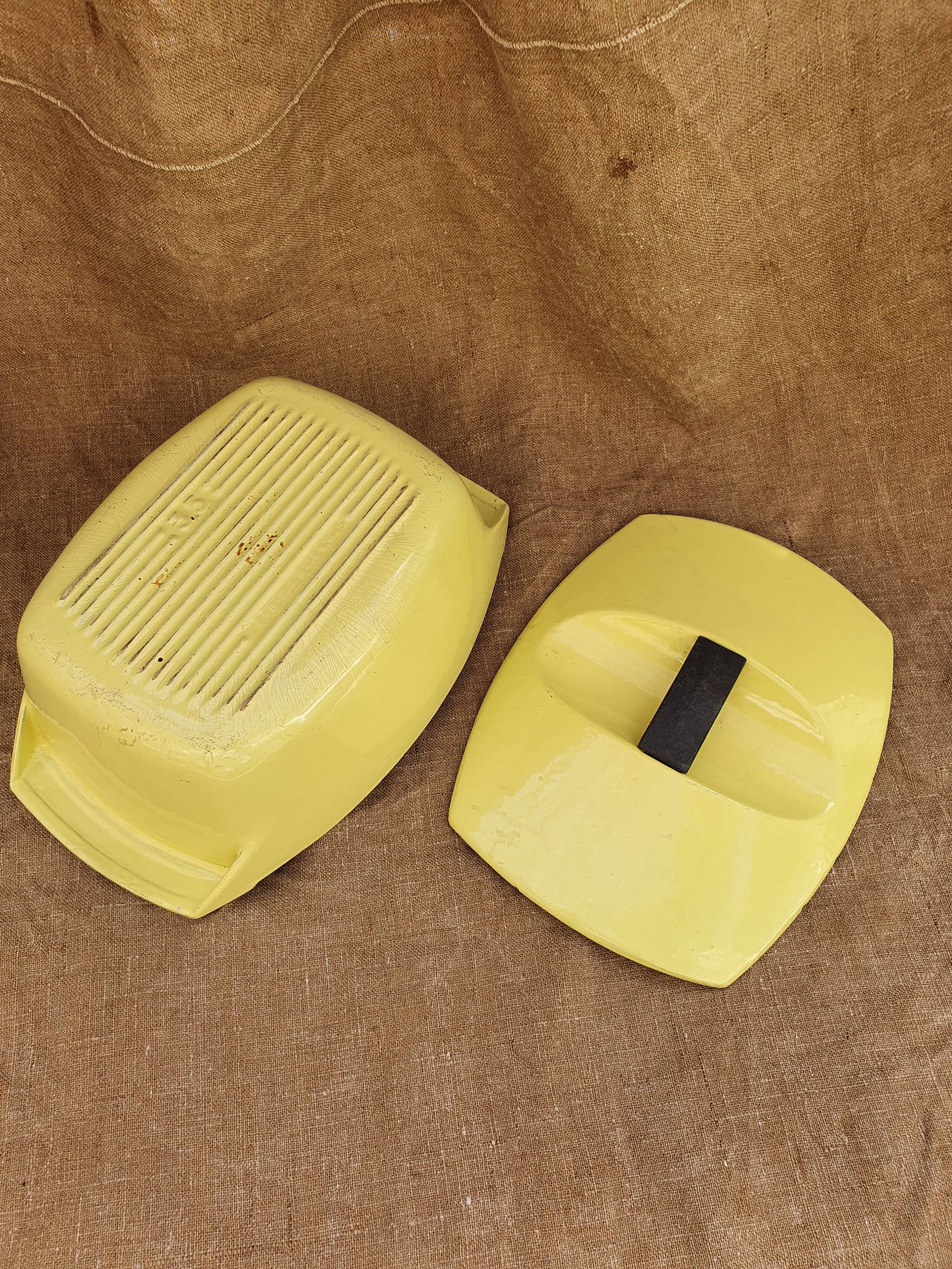 Enamelled cast iron cocotte designed by Raymond Loewy