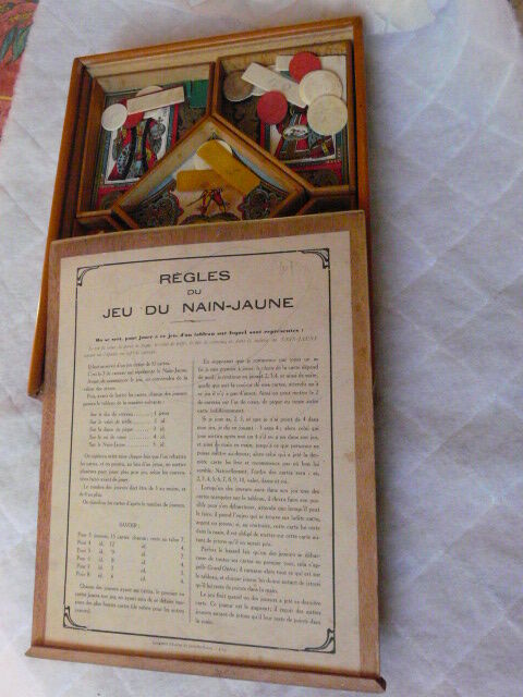Yellow Dwarf in wooden dated 1921 with tokens