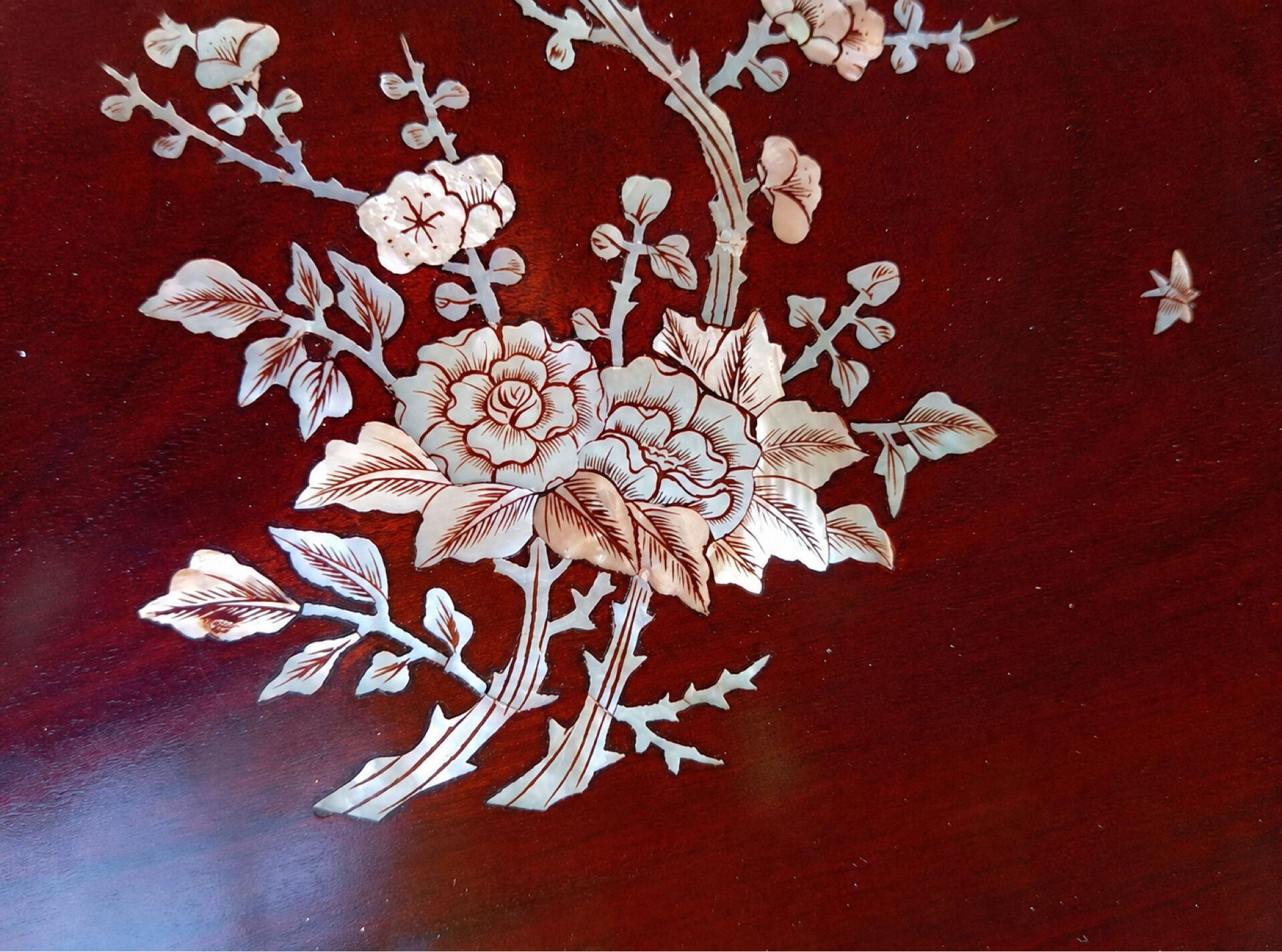 Mahogany gueridon with mother-of-pearl inlays featuring Asian floral decor.