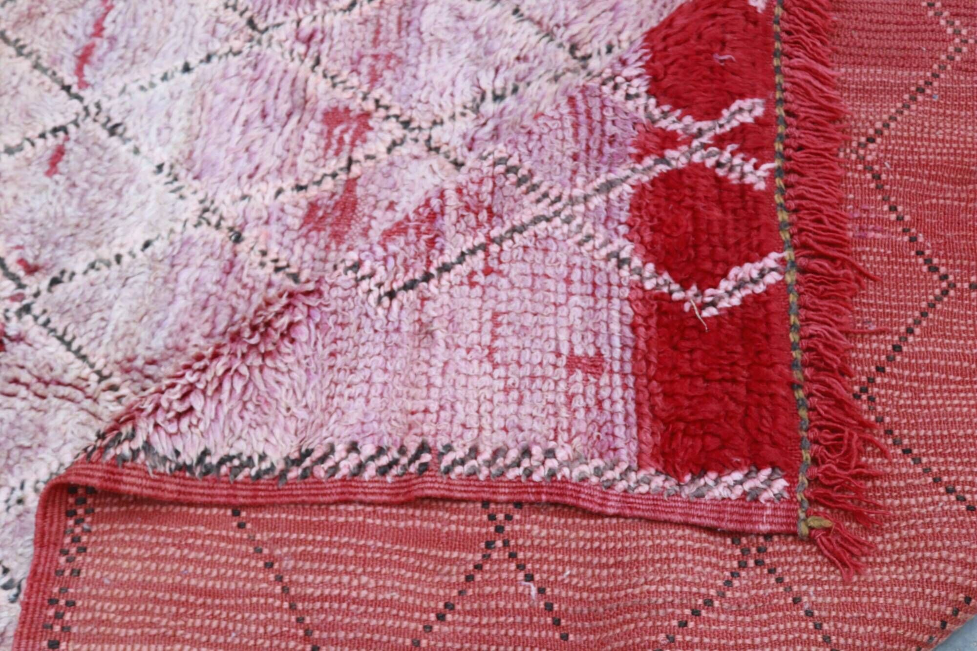 Vintage Boujaad rug 260×165 cm – Moroccan pink Berber rug with faded diamond tribal pattern, GO-1007