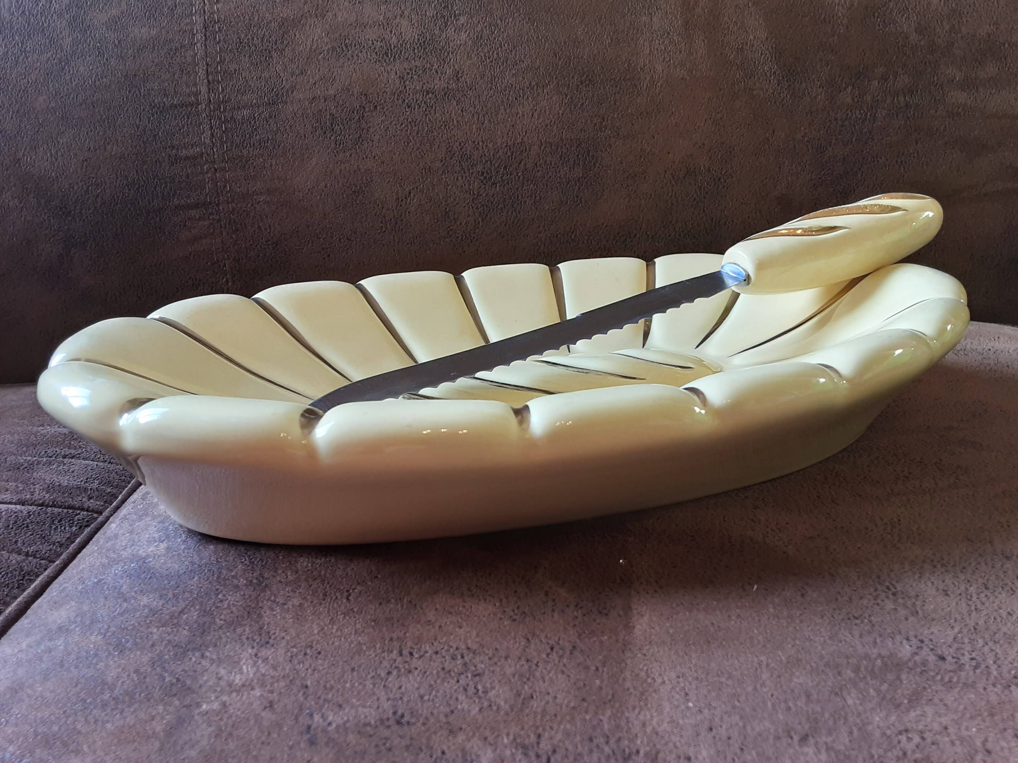 Bread basket and knife