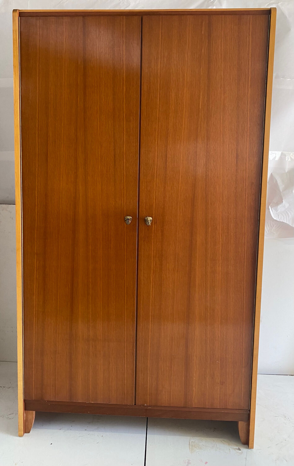 Vintage wardrobe feet compass from 1957