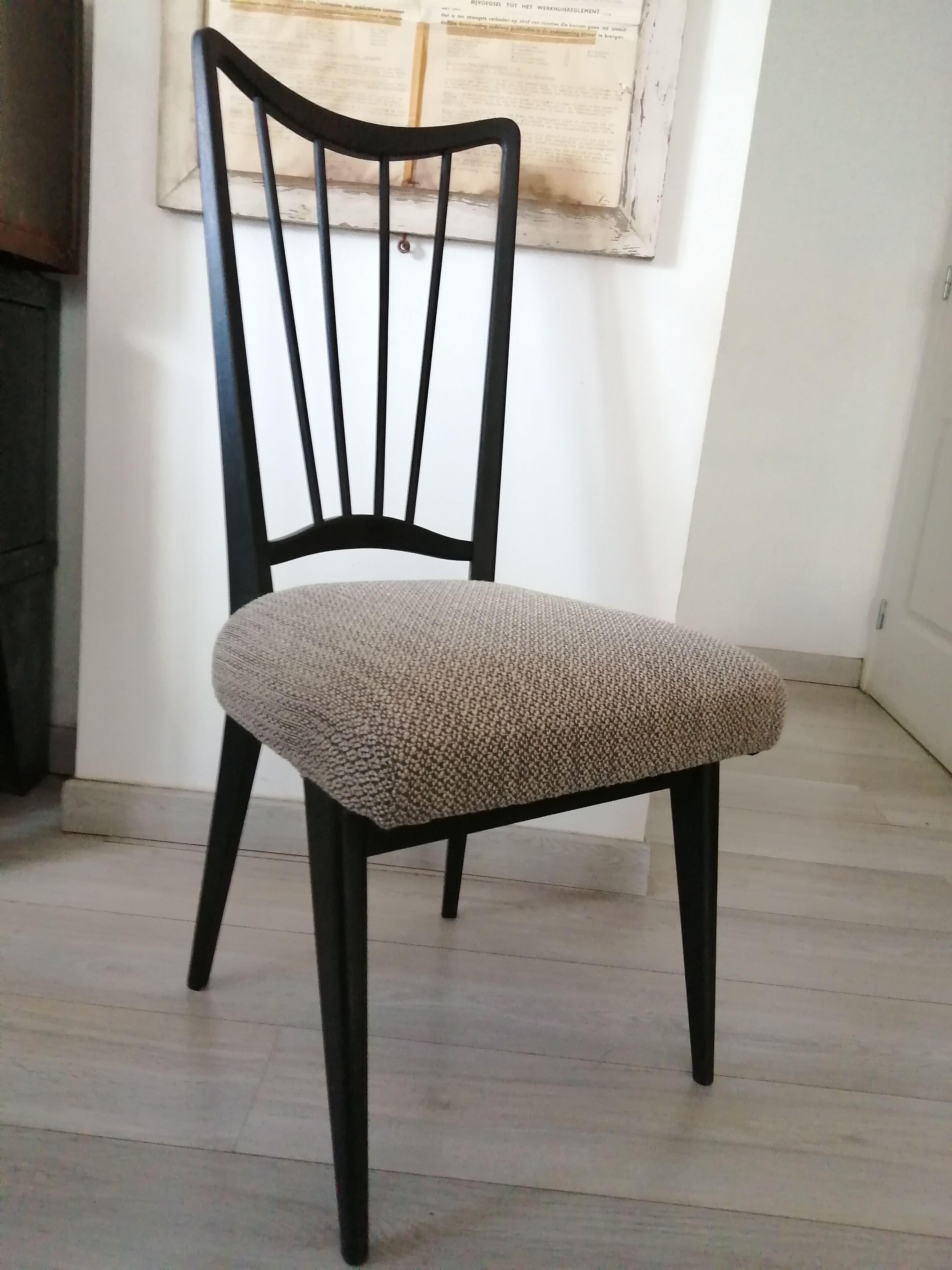 Lot 2 chairs wood fabric