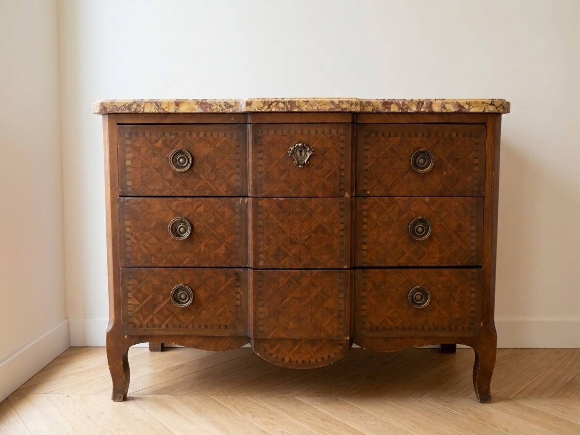Antique chest of drawers with 3 drawers and marble top.