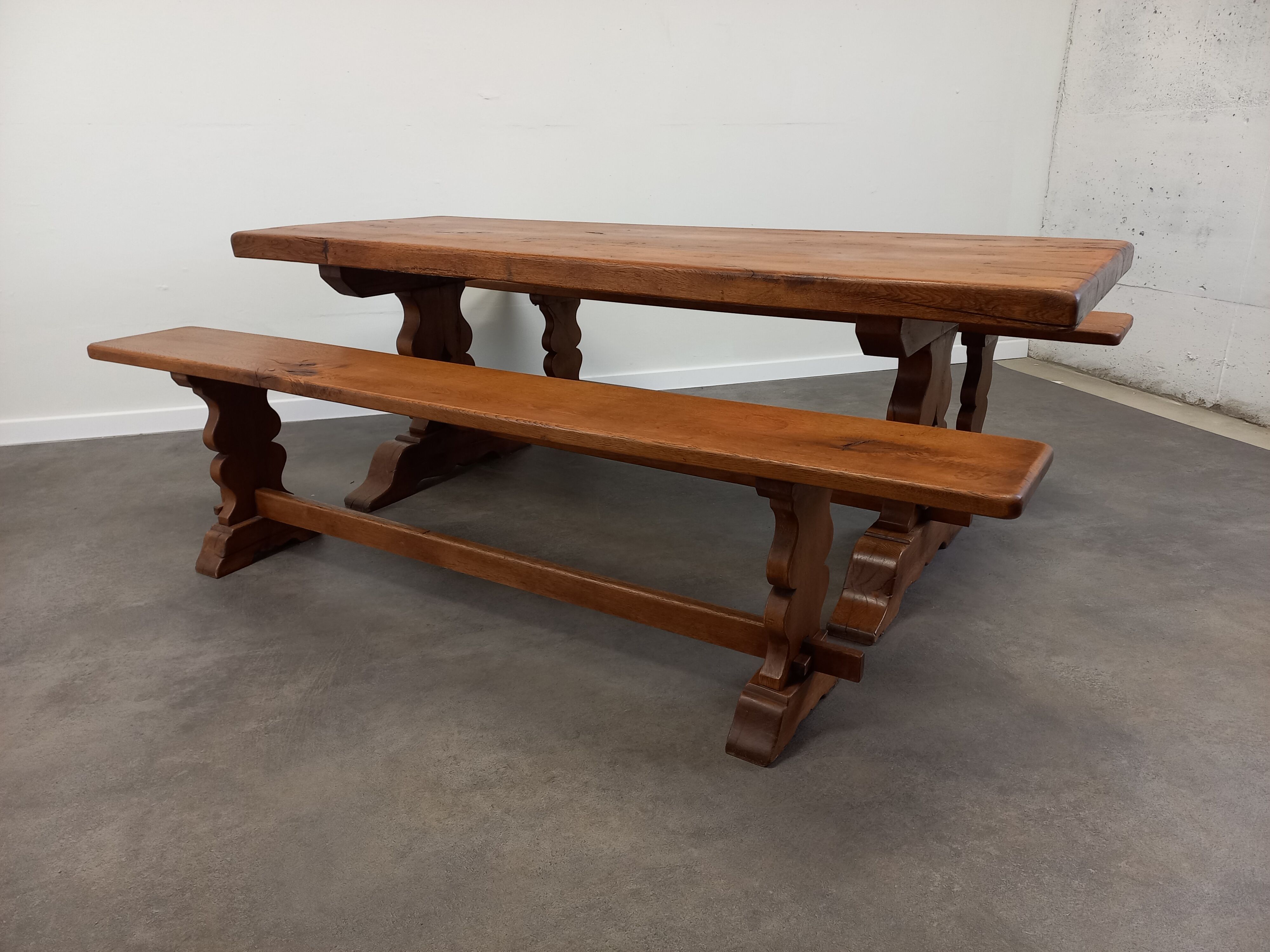 Farmhouse table and its 2 benches