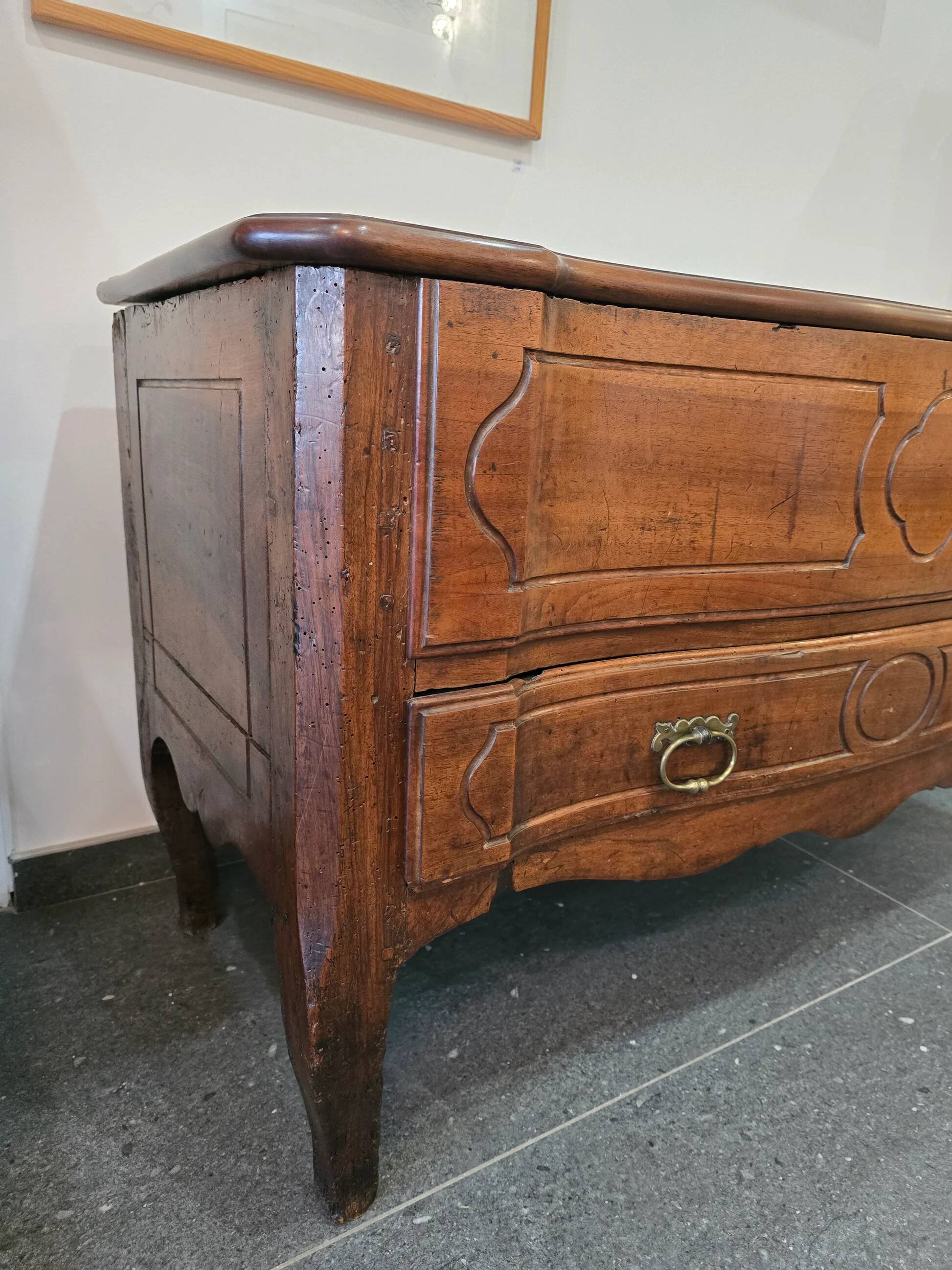 Regional walnut commode, Louis XV style – late 18th / early 19th century