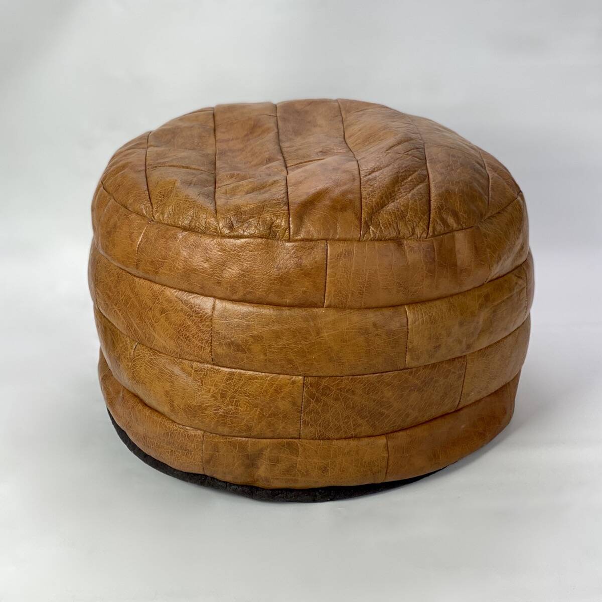 Round leather pouf De Sede from the 1970s.