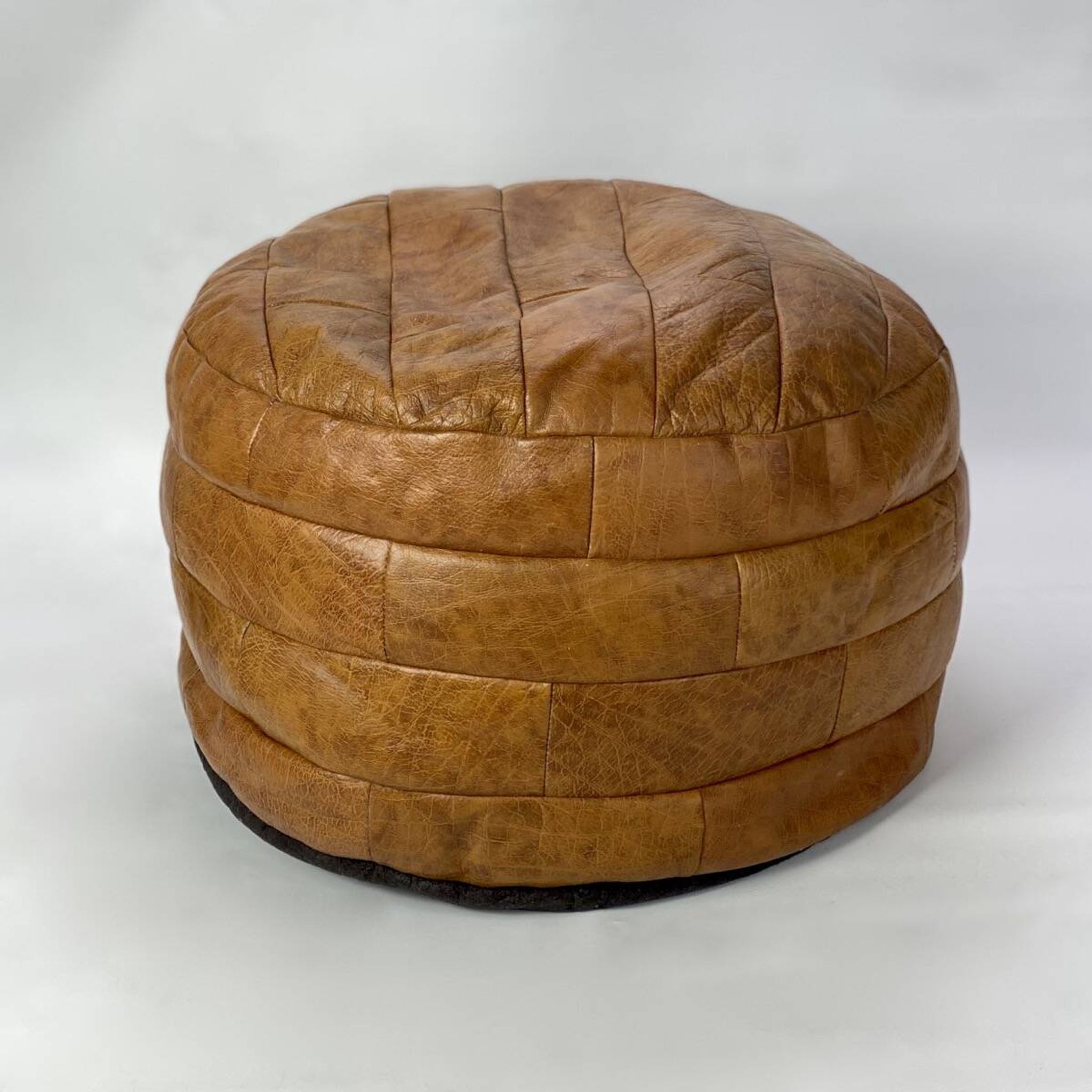 Round leather pouf De Sede from the 1970s.