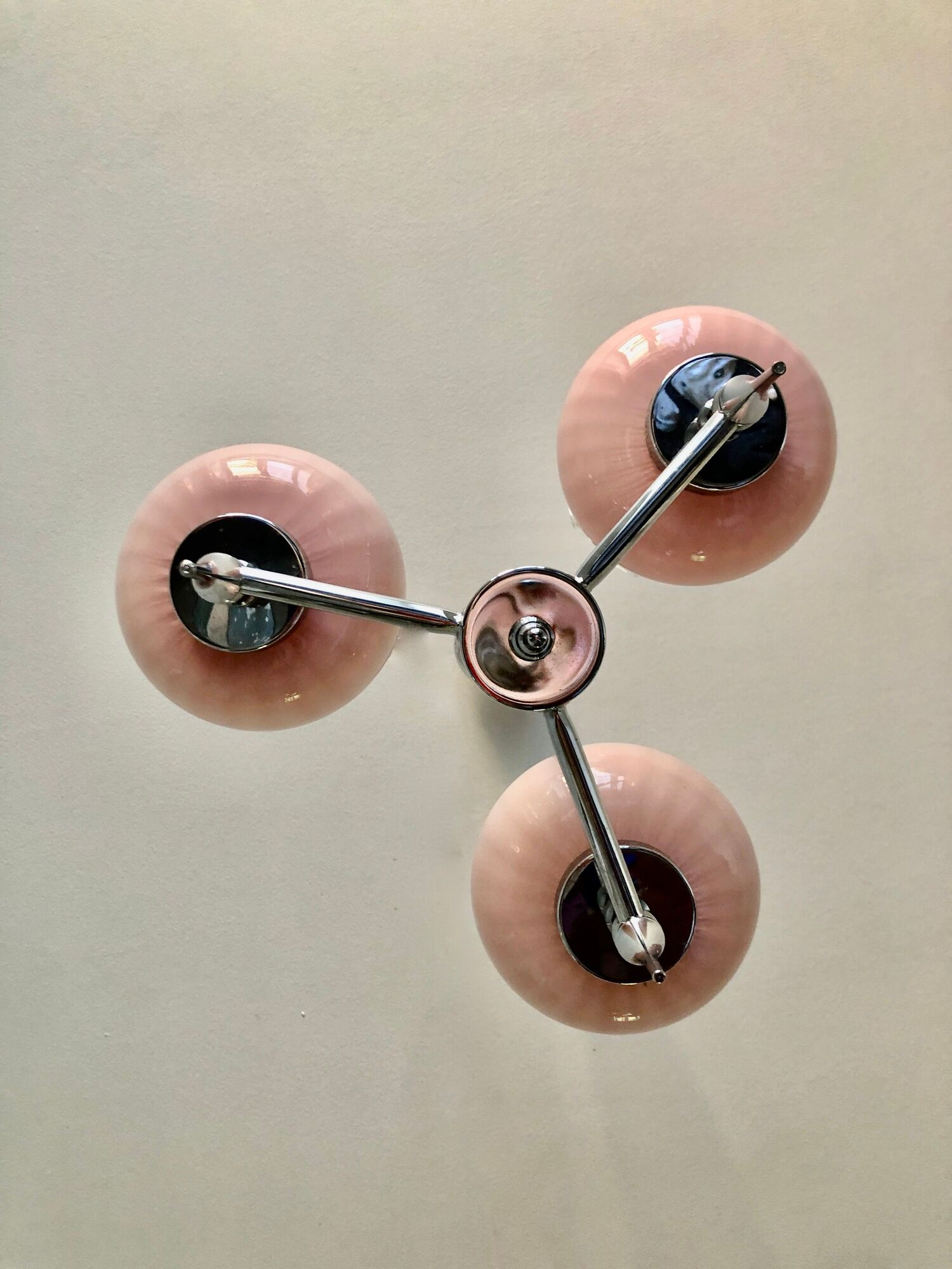 Chandelier 3 fires chrome and corollas of pink glass 1970