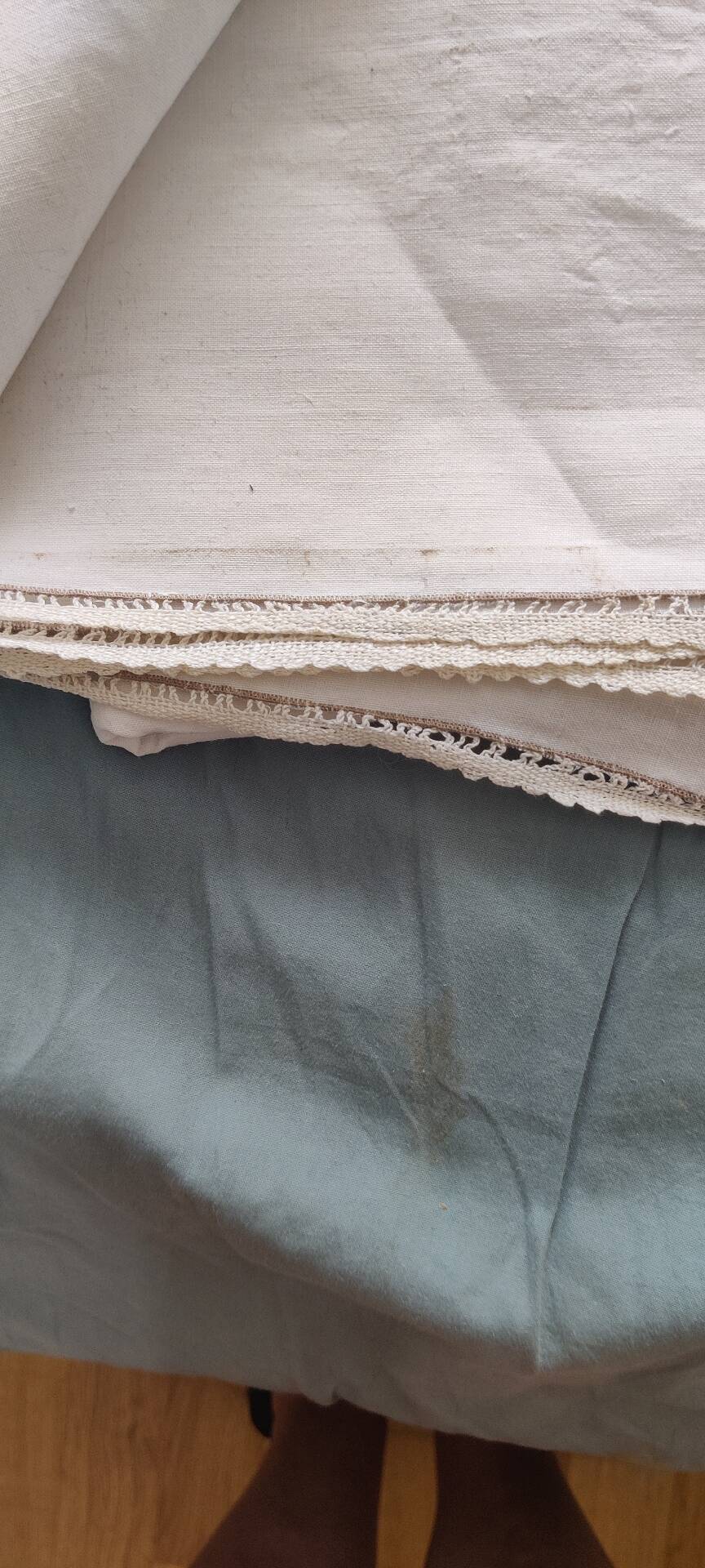 Vintage embroidered tablecloth and its 12 napkins.