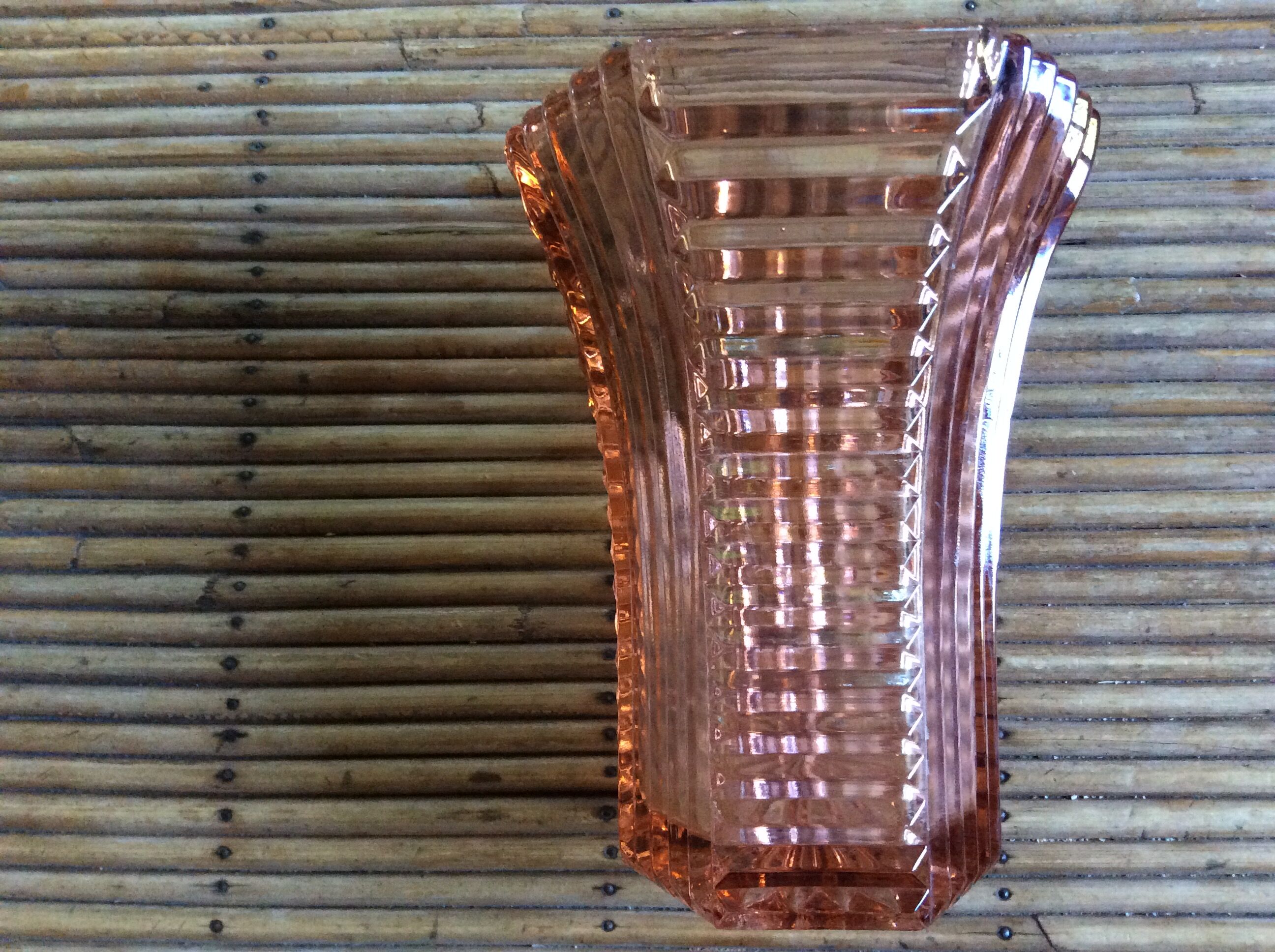 Vase en verre rose