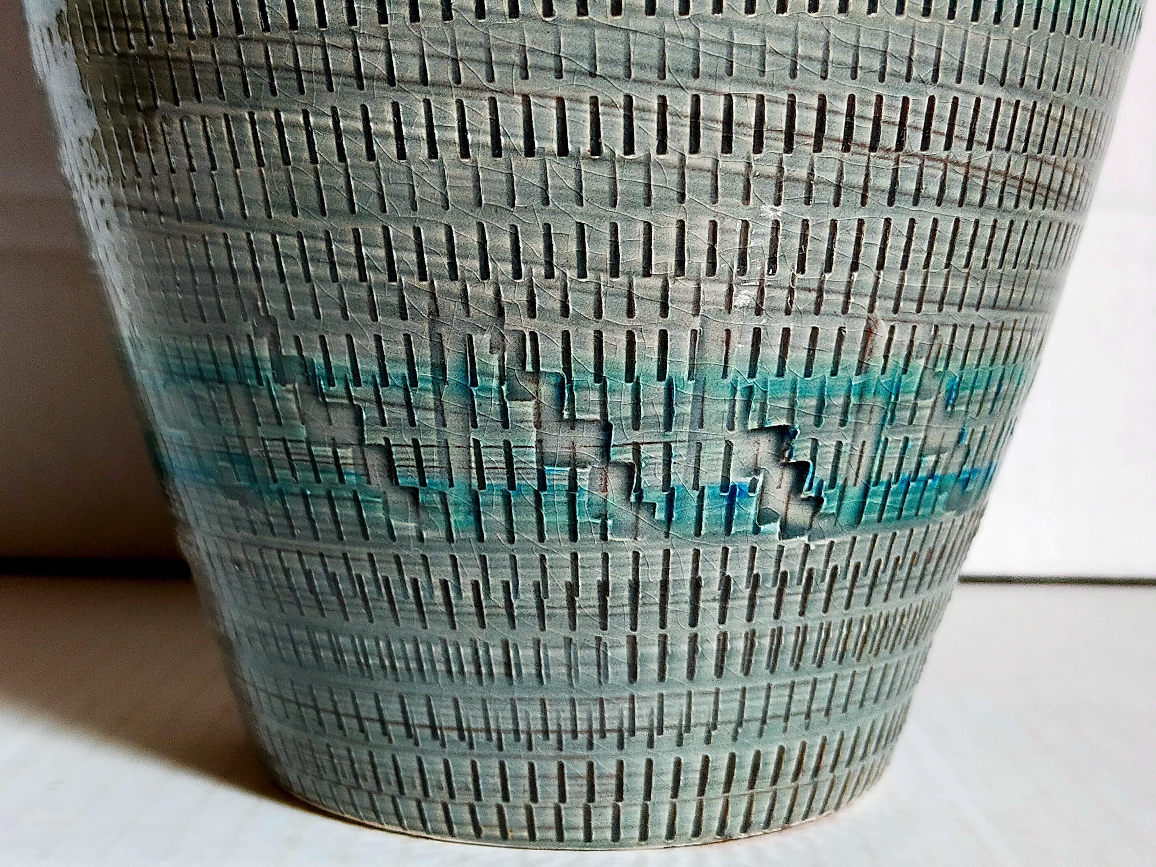 Ceramic vase scarified with gray-blue enamel