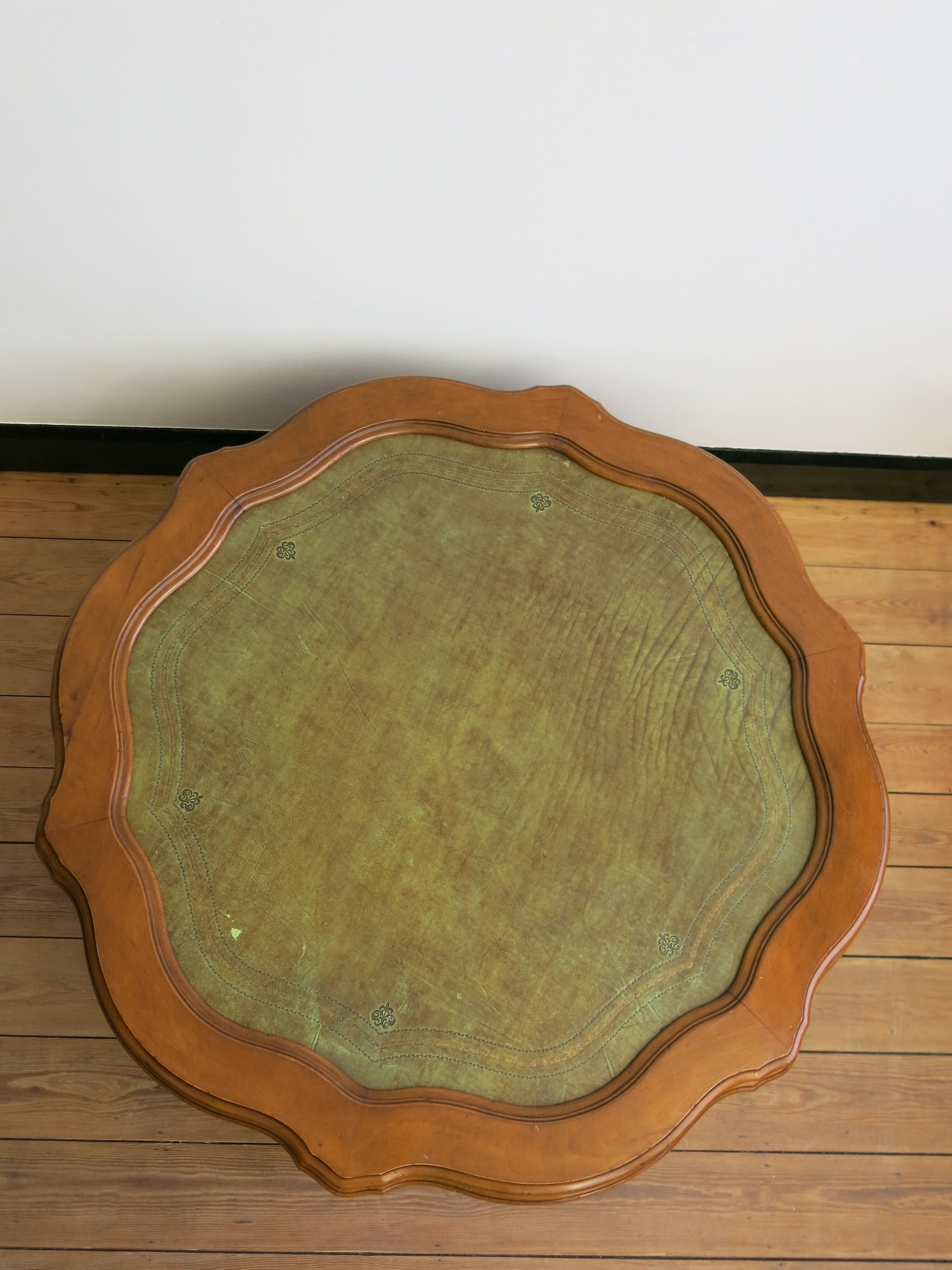 Table basse English Regency en acajou sculpté et cuir olive
