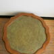 Table basse English Regency en acajou sculpté et cuir olive