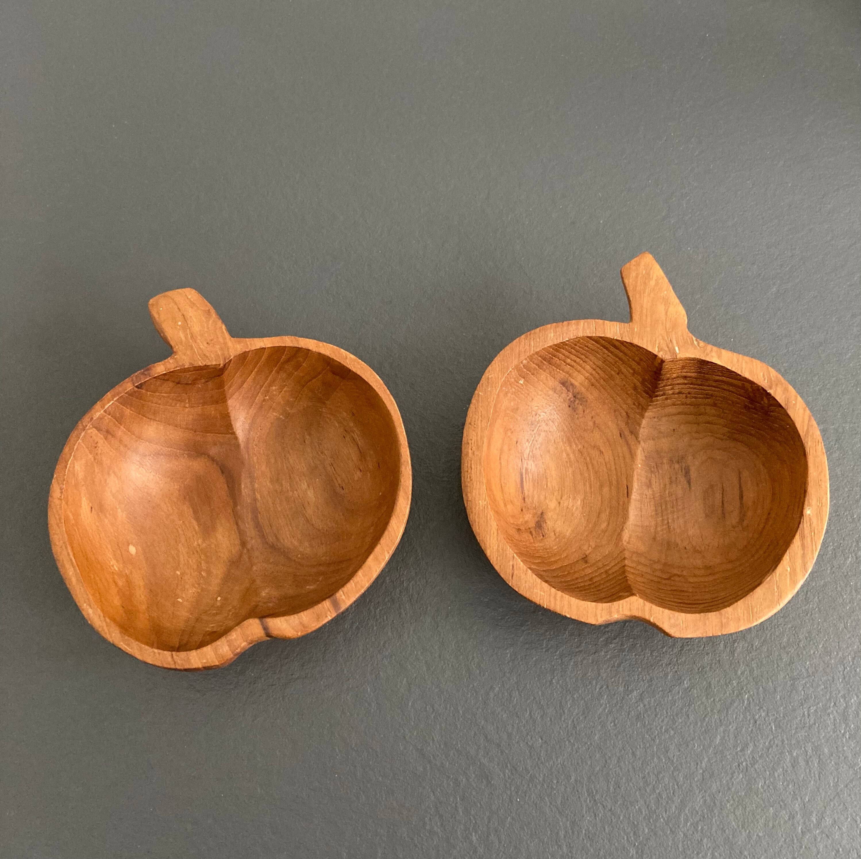 Pair of cups teak apples