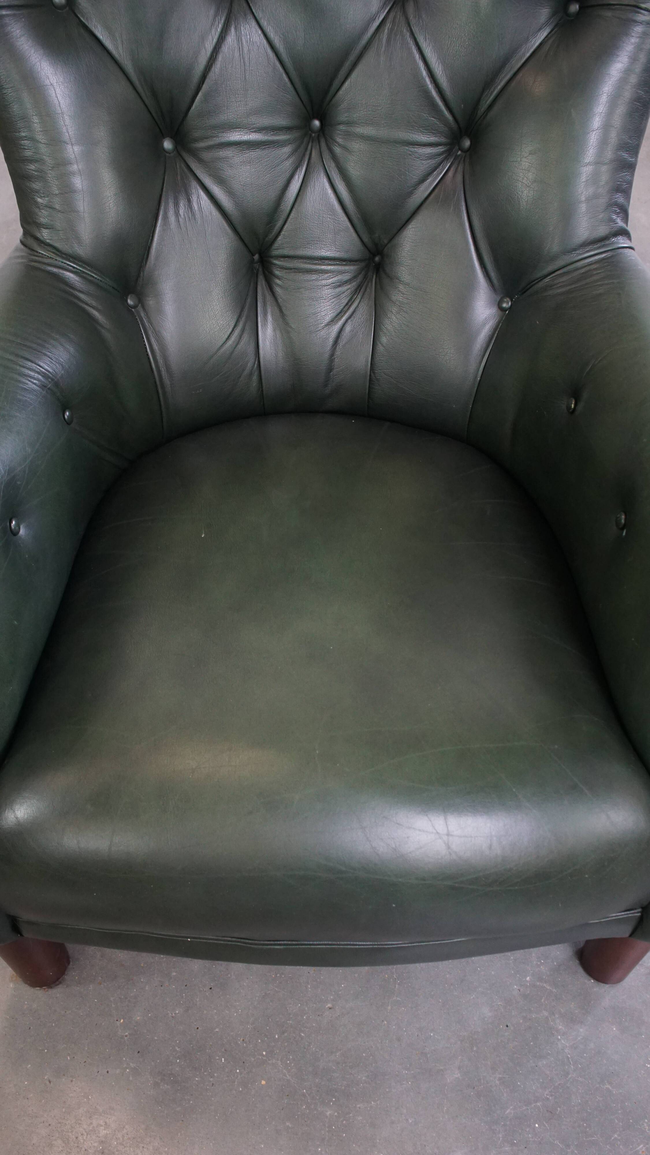 Fauteuil Chesterfield en cuir de vachette vert de style anglais