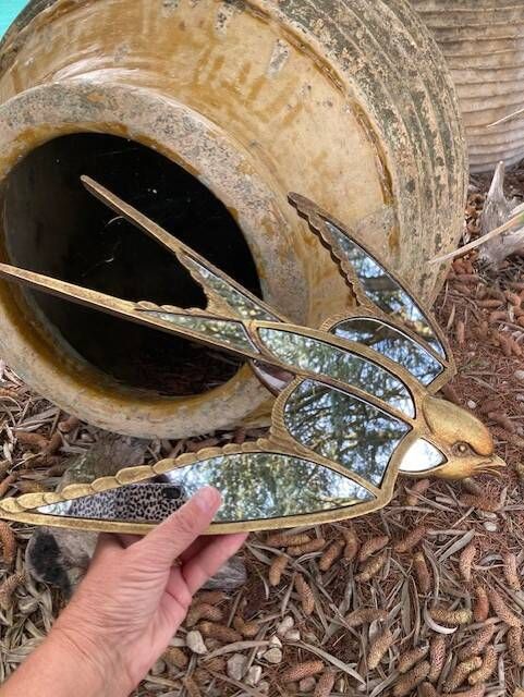 Swallow-shaped mirror