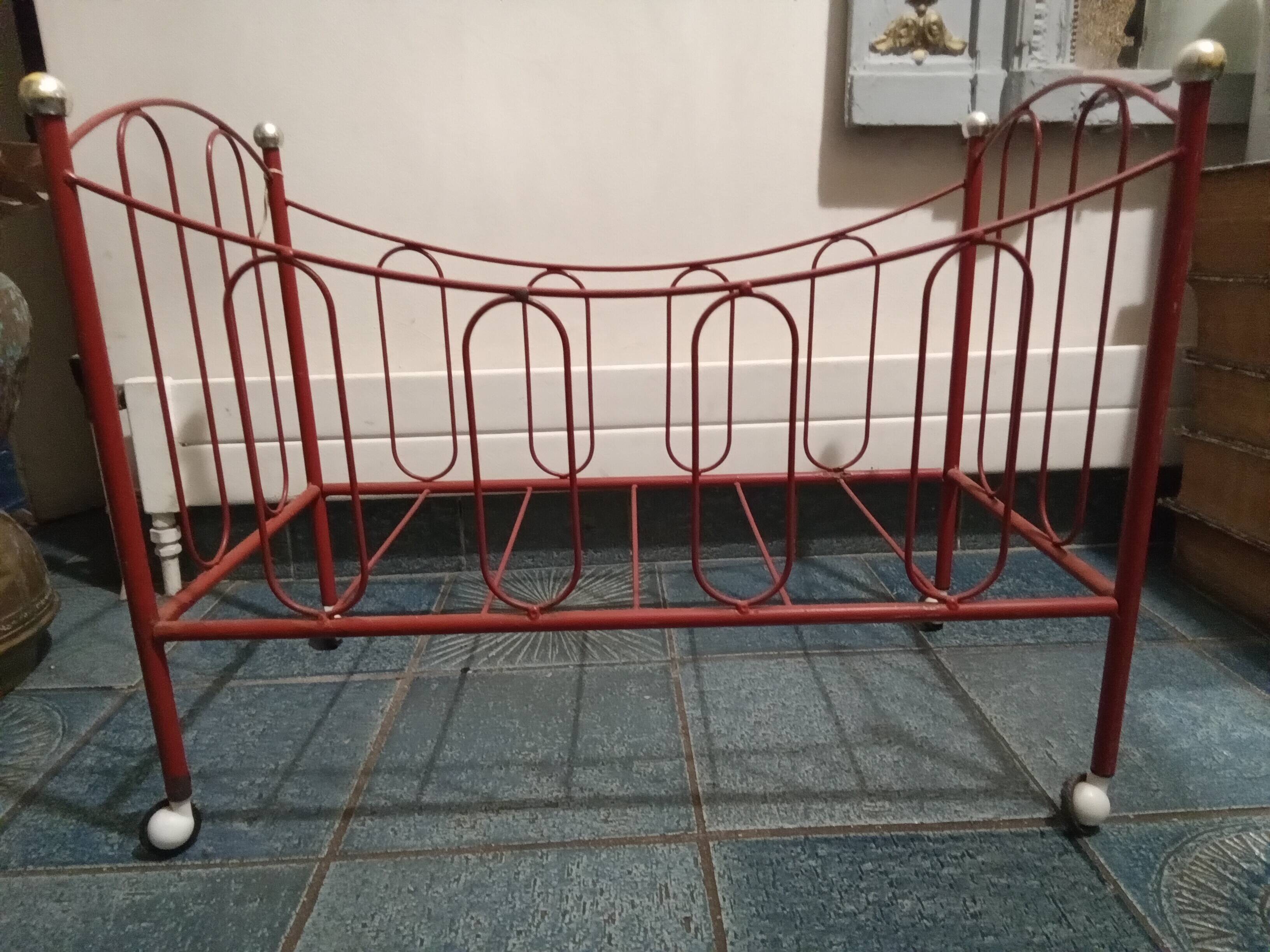 Large vintage dolls bed (80s)