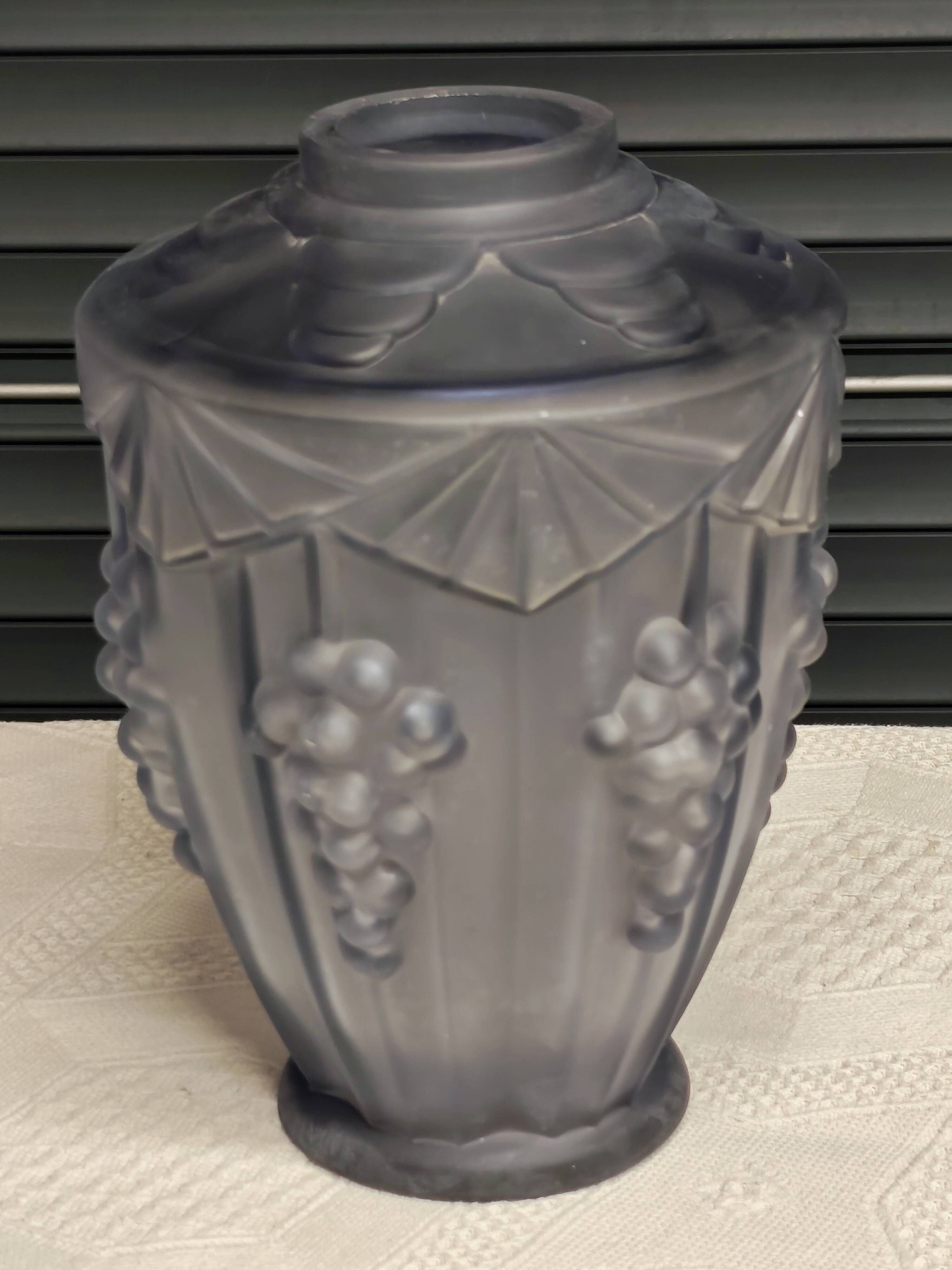 Art"deco vase with vine decoration