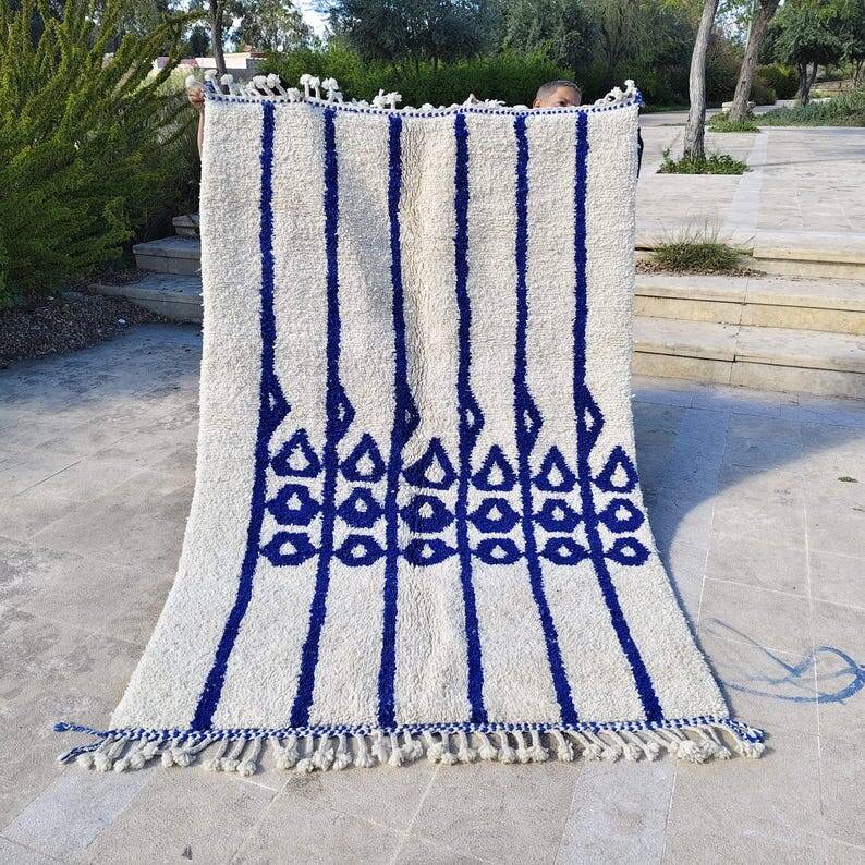 Handmade Moroccan rug in natural wool 250cm x 150cm
