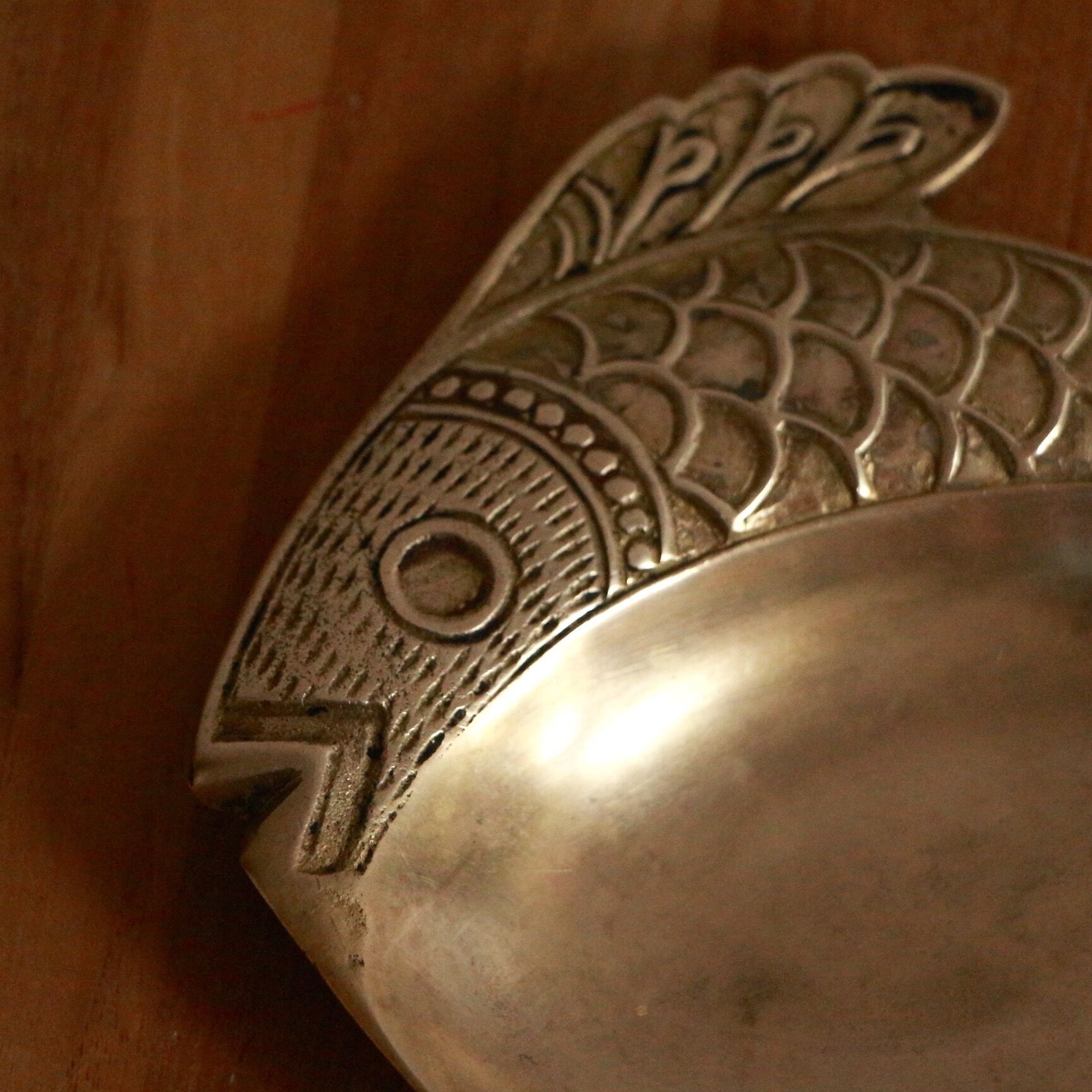 Empty-pocket brass fish