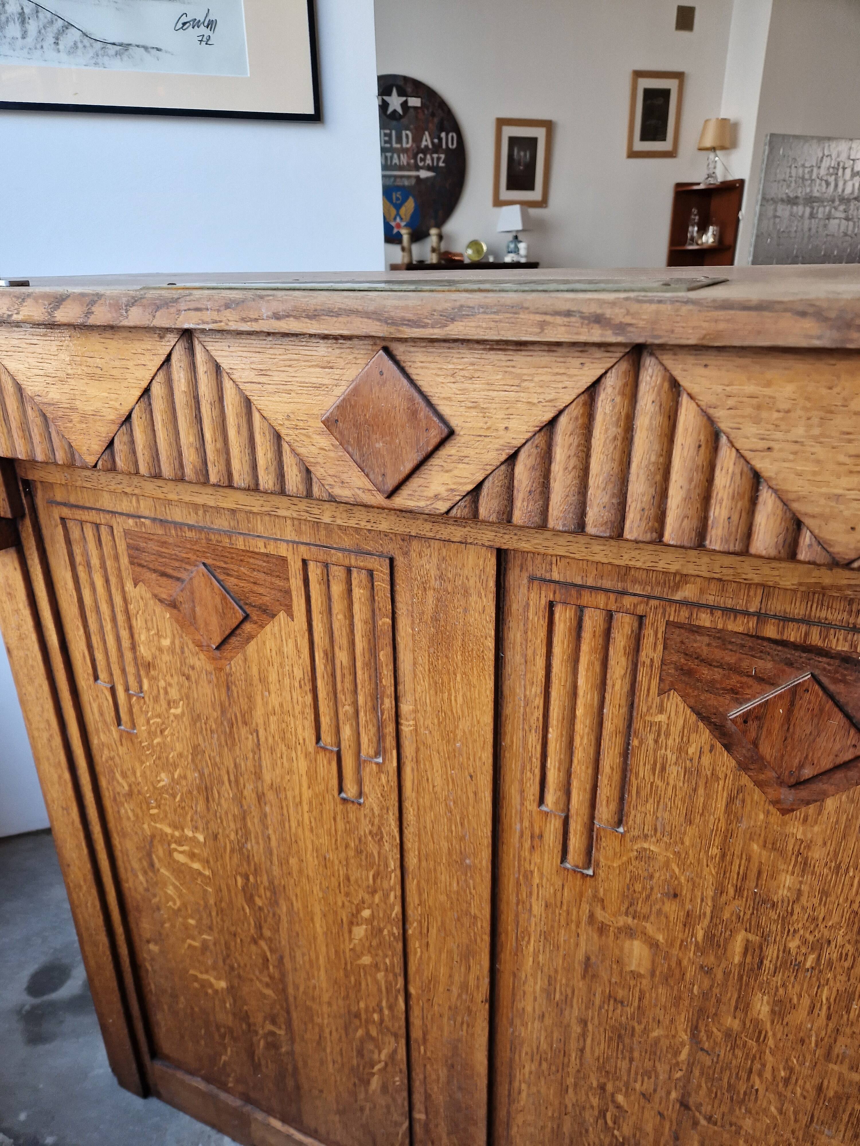 Art Deco trading counter