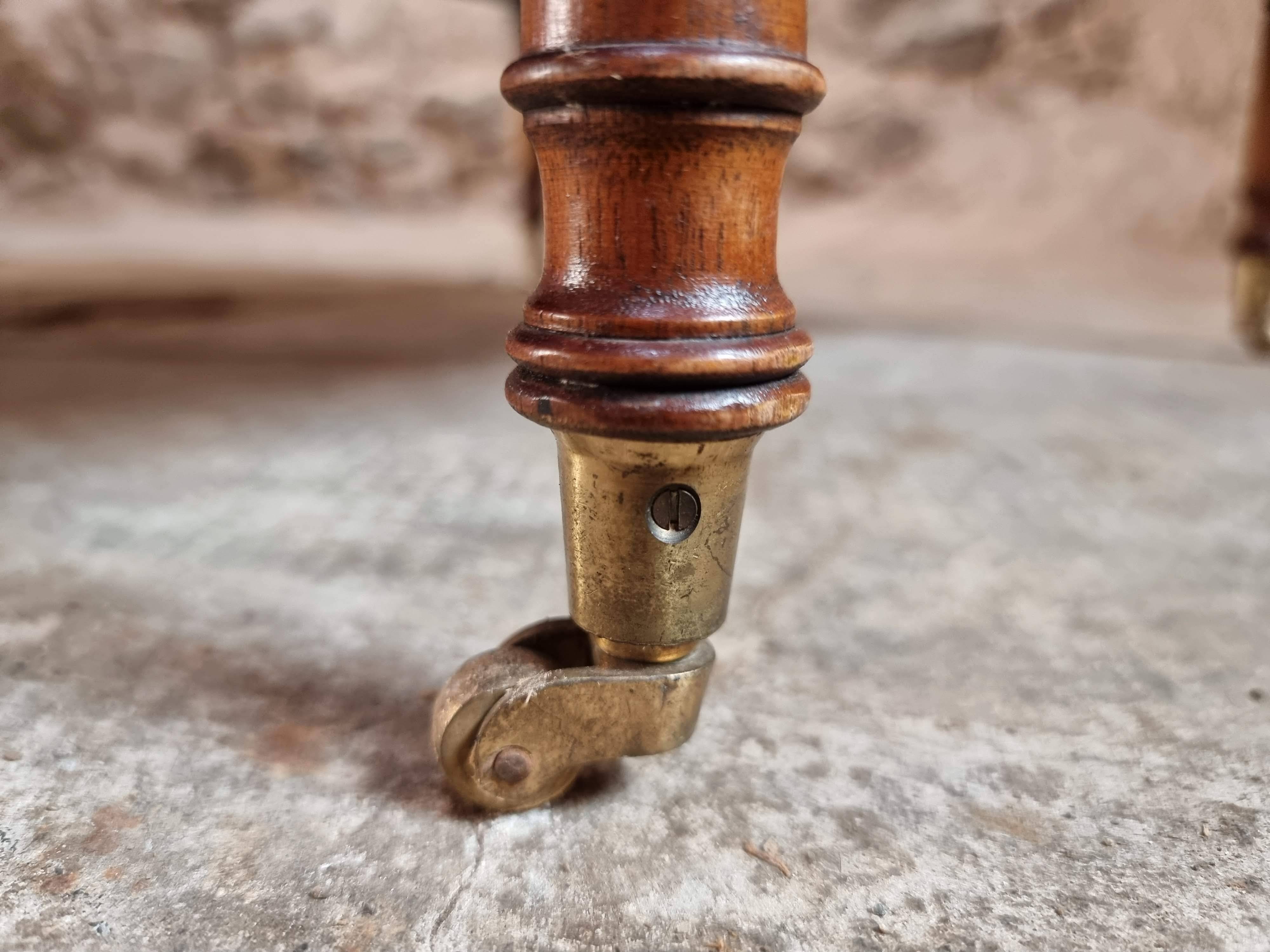 Table d’appoint vintage en acajou – France, années 50/60