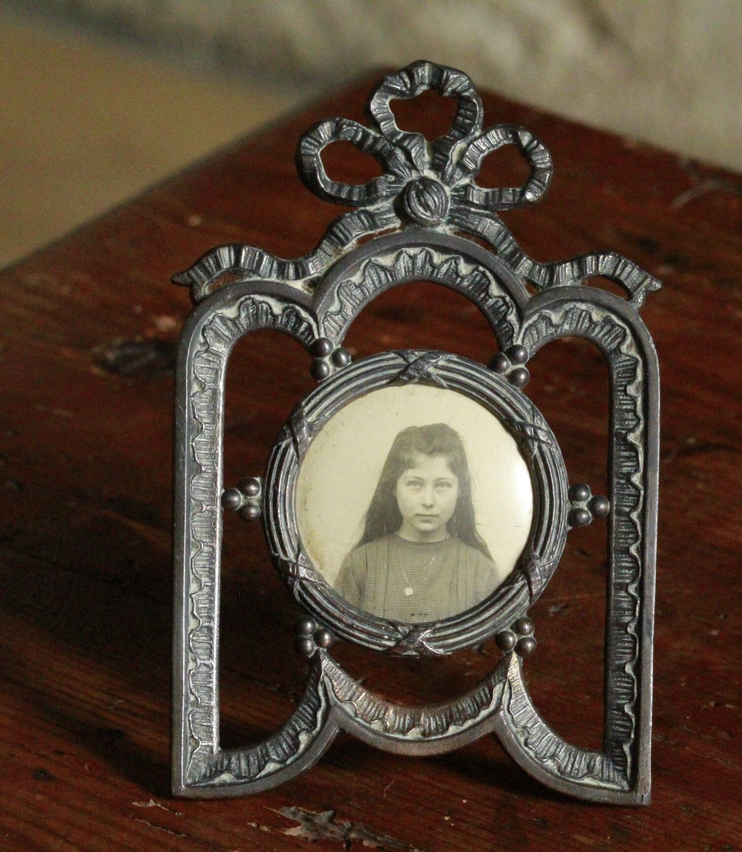 Art deco photo holder