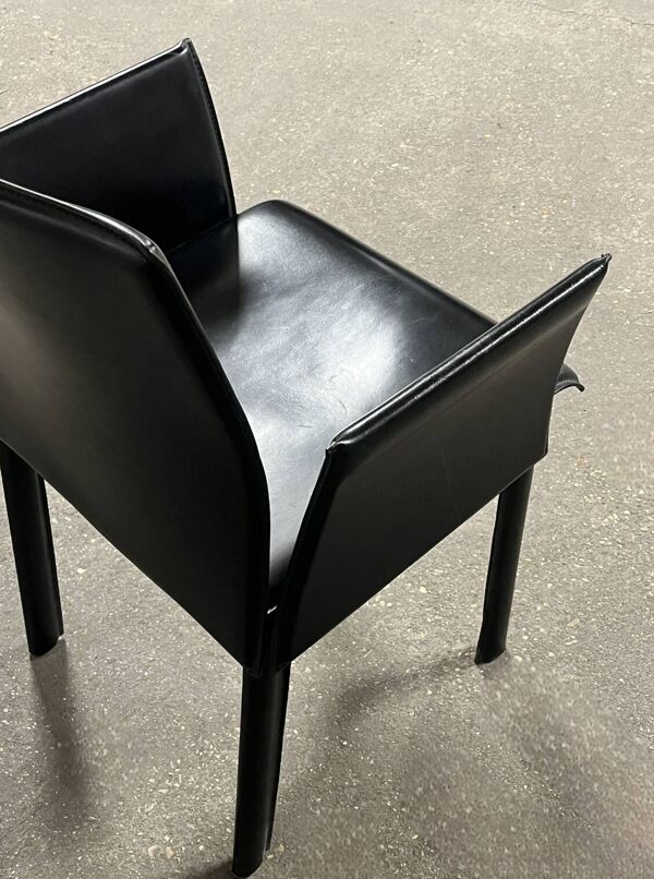 Chaise de bureau a accoudoir en cuir noir épais, Cattelan Italia