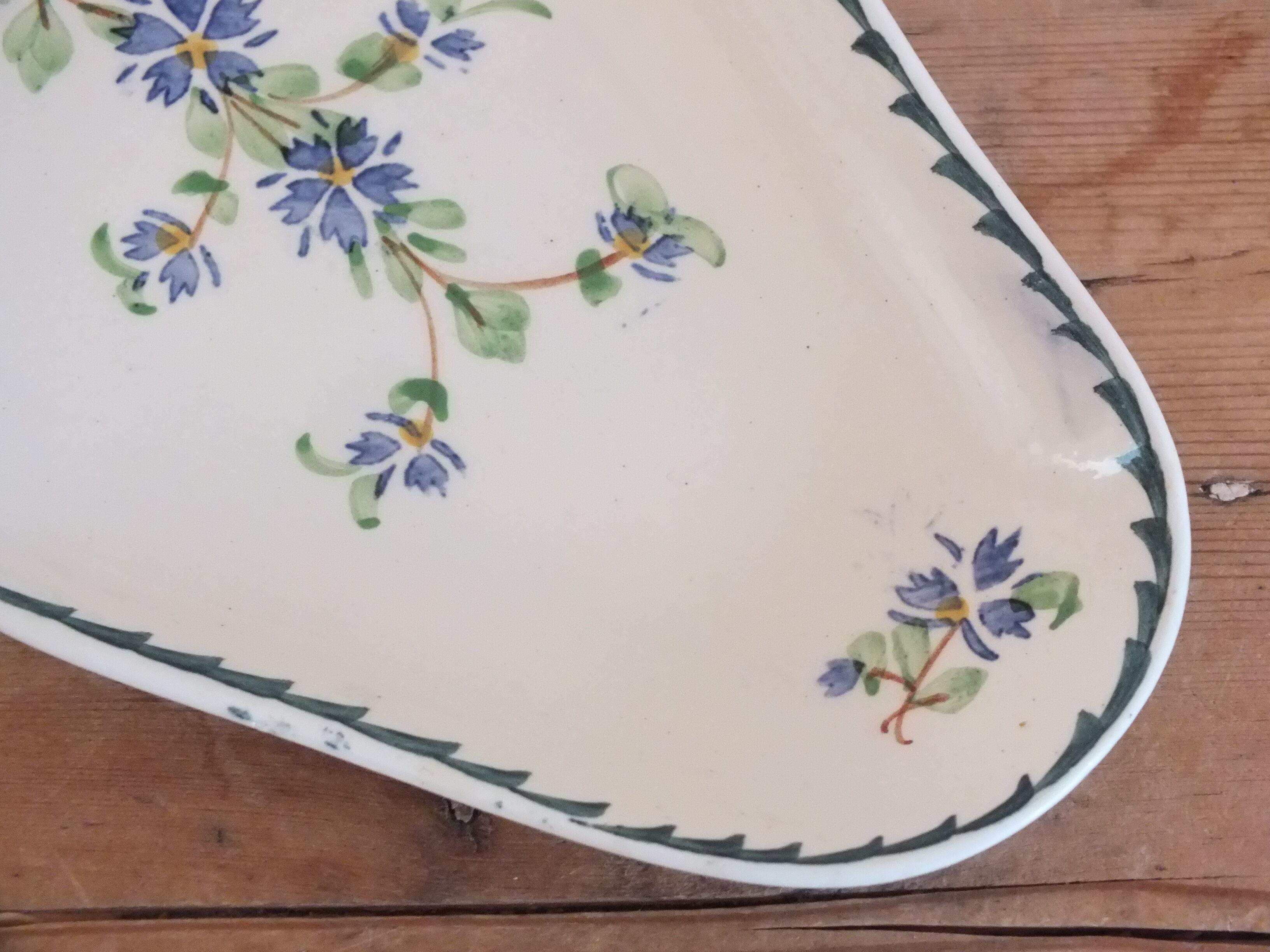 Ravier in Iron Earth blueberry décor