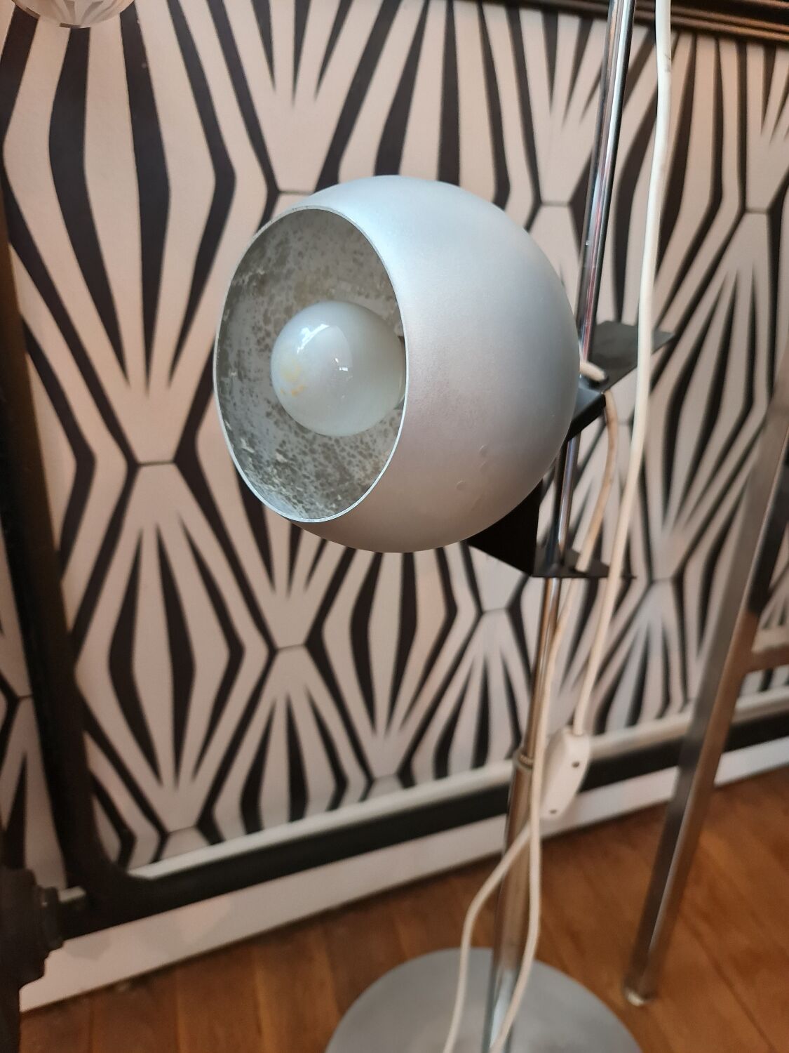 Two-light floor lamp with removable magnetic Eyes Ball.