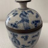 Pot couvert en porcelaine craquelée de Chine muni de la marque Jiaqing