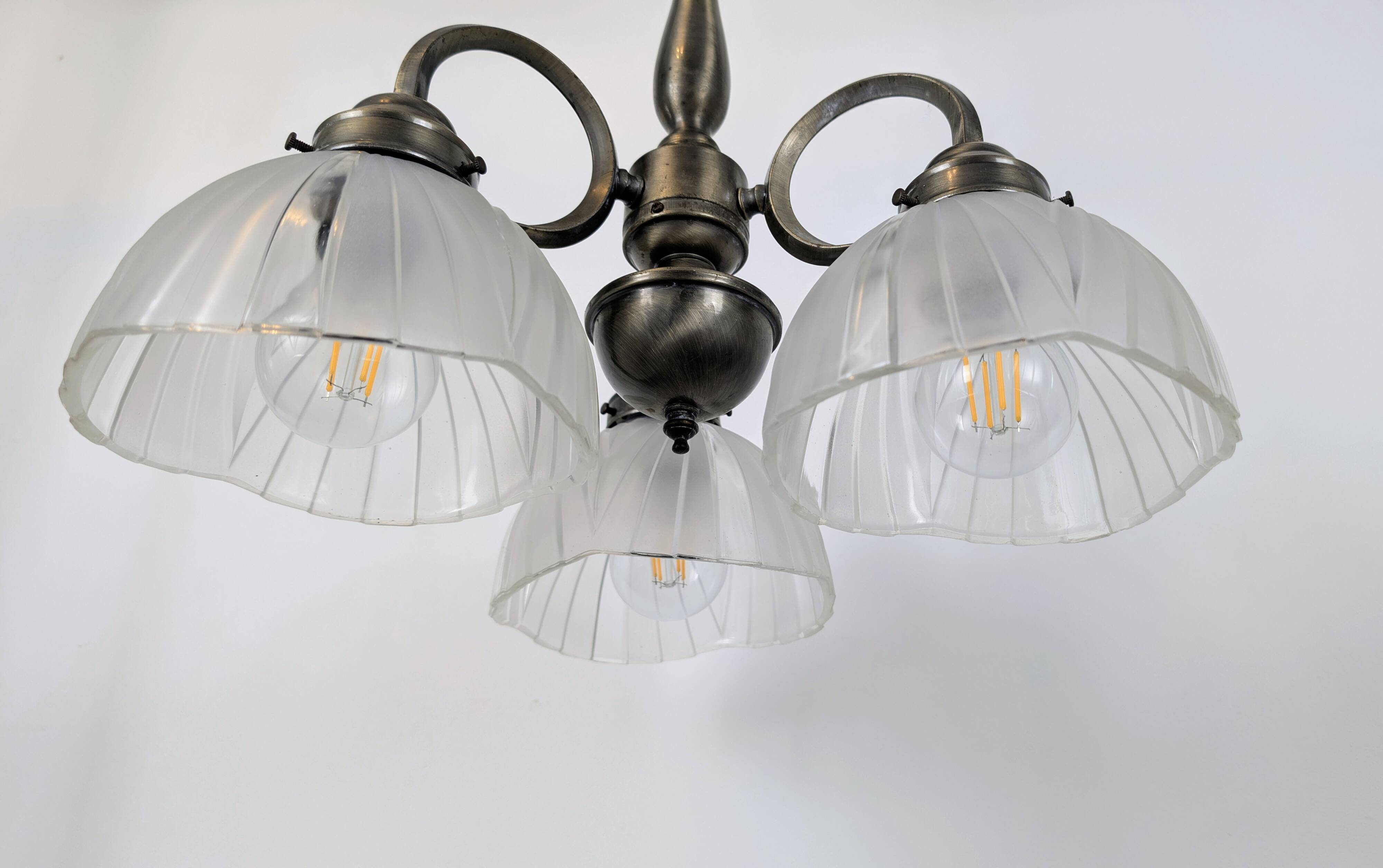 Antique Art Deco chandelier with 3 arms in patinated metal and ribbed glass.