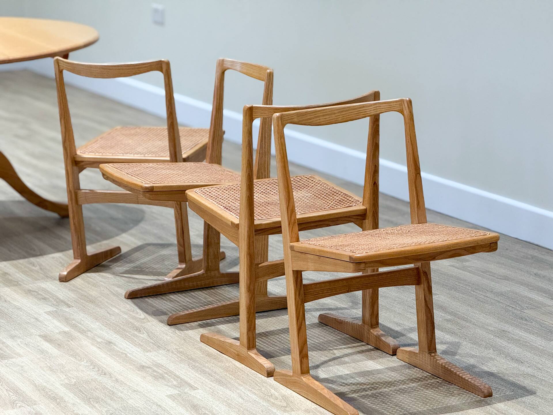 Table à manger circulaire en orme des années 50 et 4 chaises en rotin, ensemble original des années 1960.